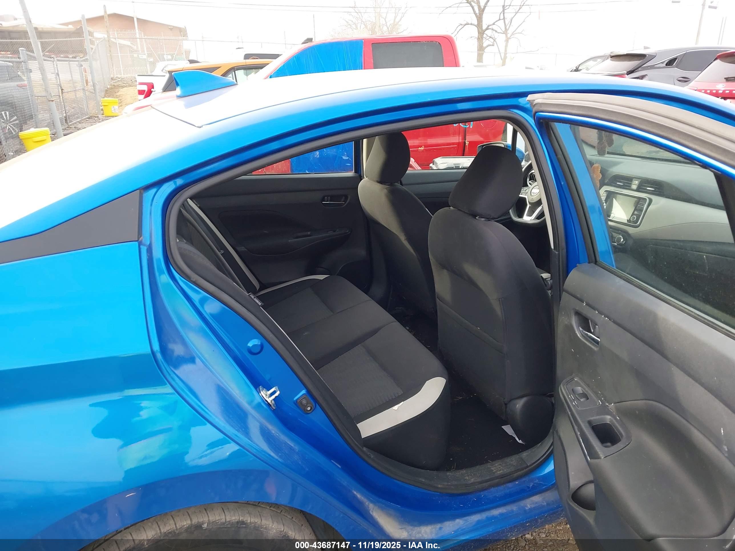 NISSAN VERSA image 8