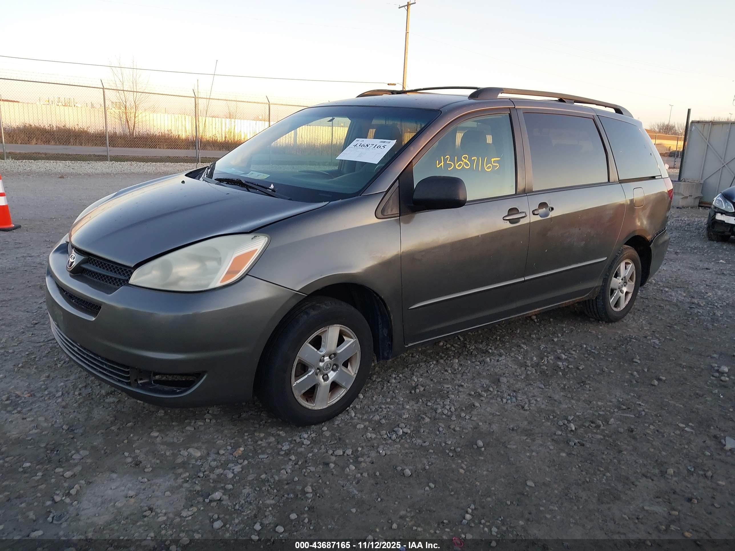 TOYOTA SIENNA image 2
