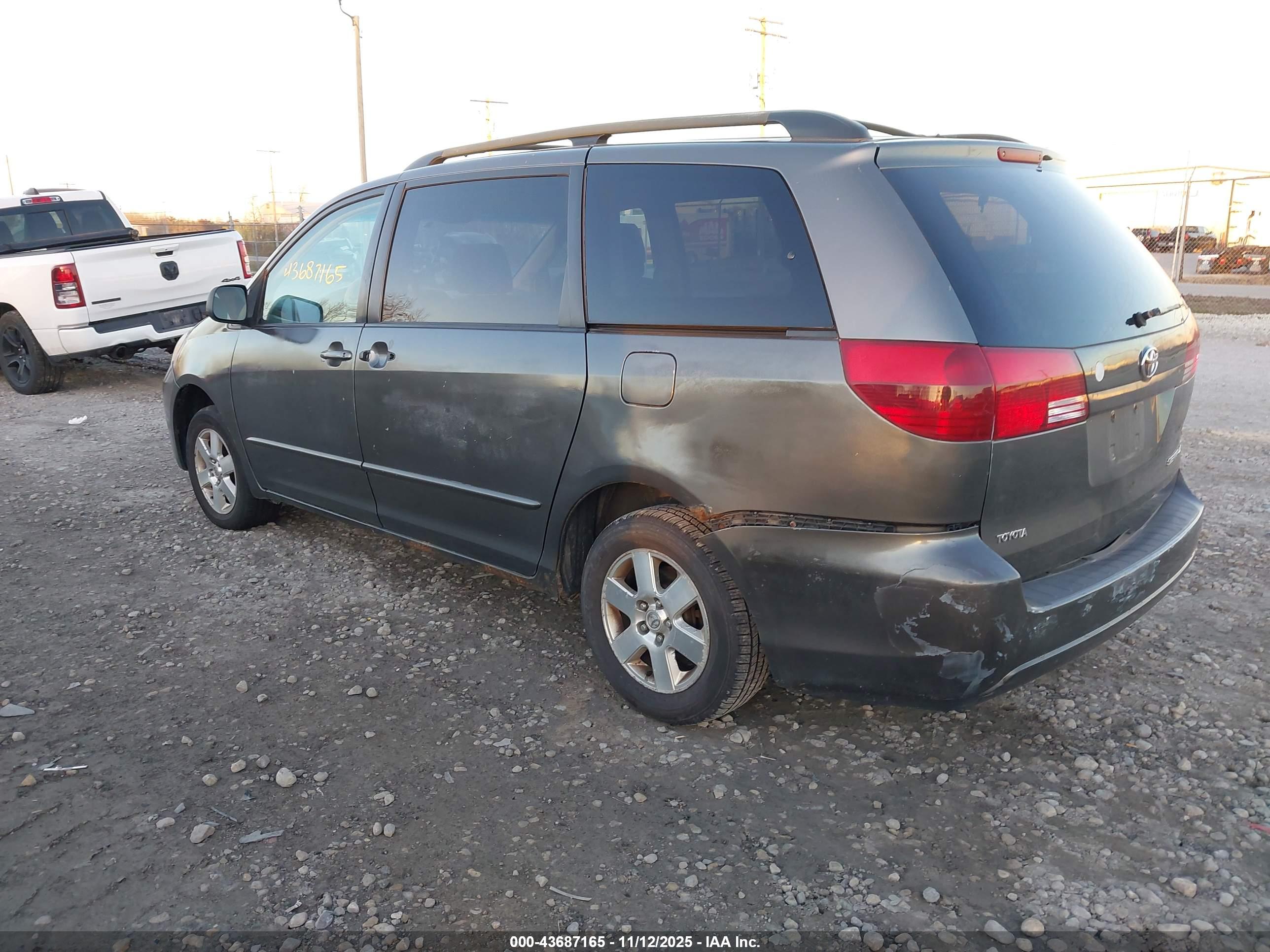 TOYOTA SIENNA image 3