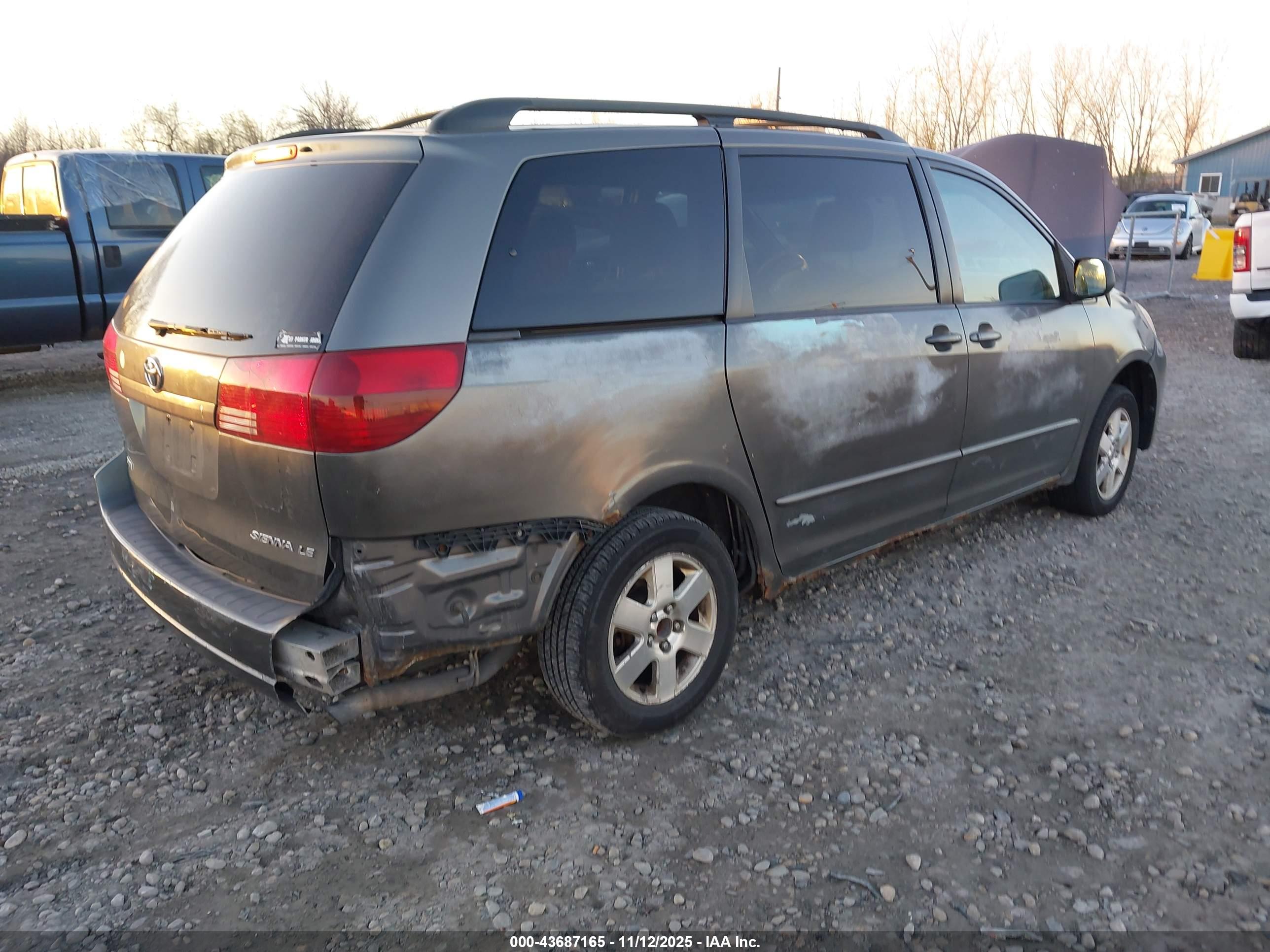 TOYOTA SIENNA image 4