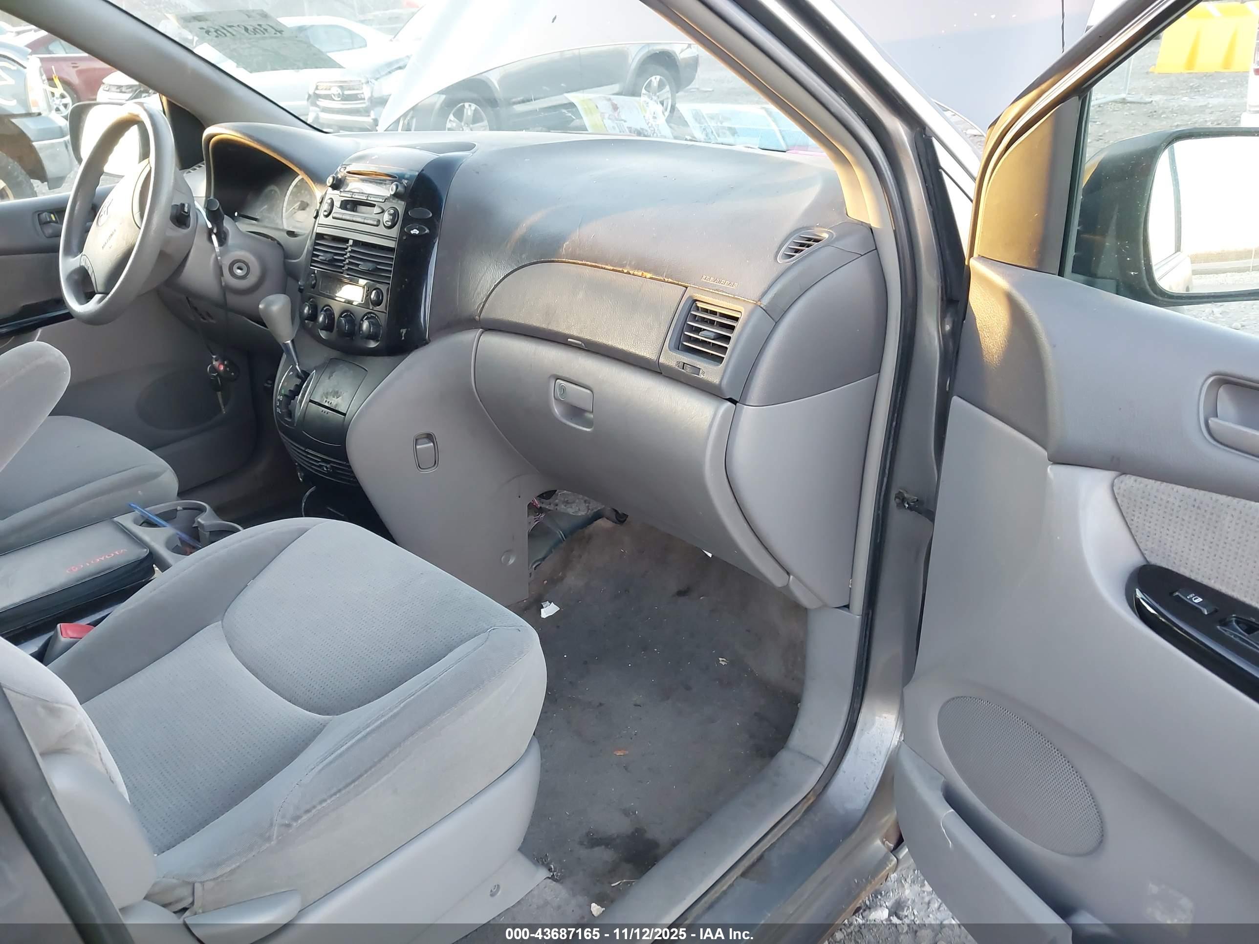 TOYOTA SIENNA image 5