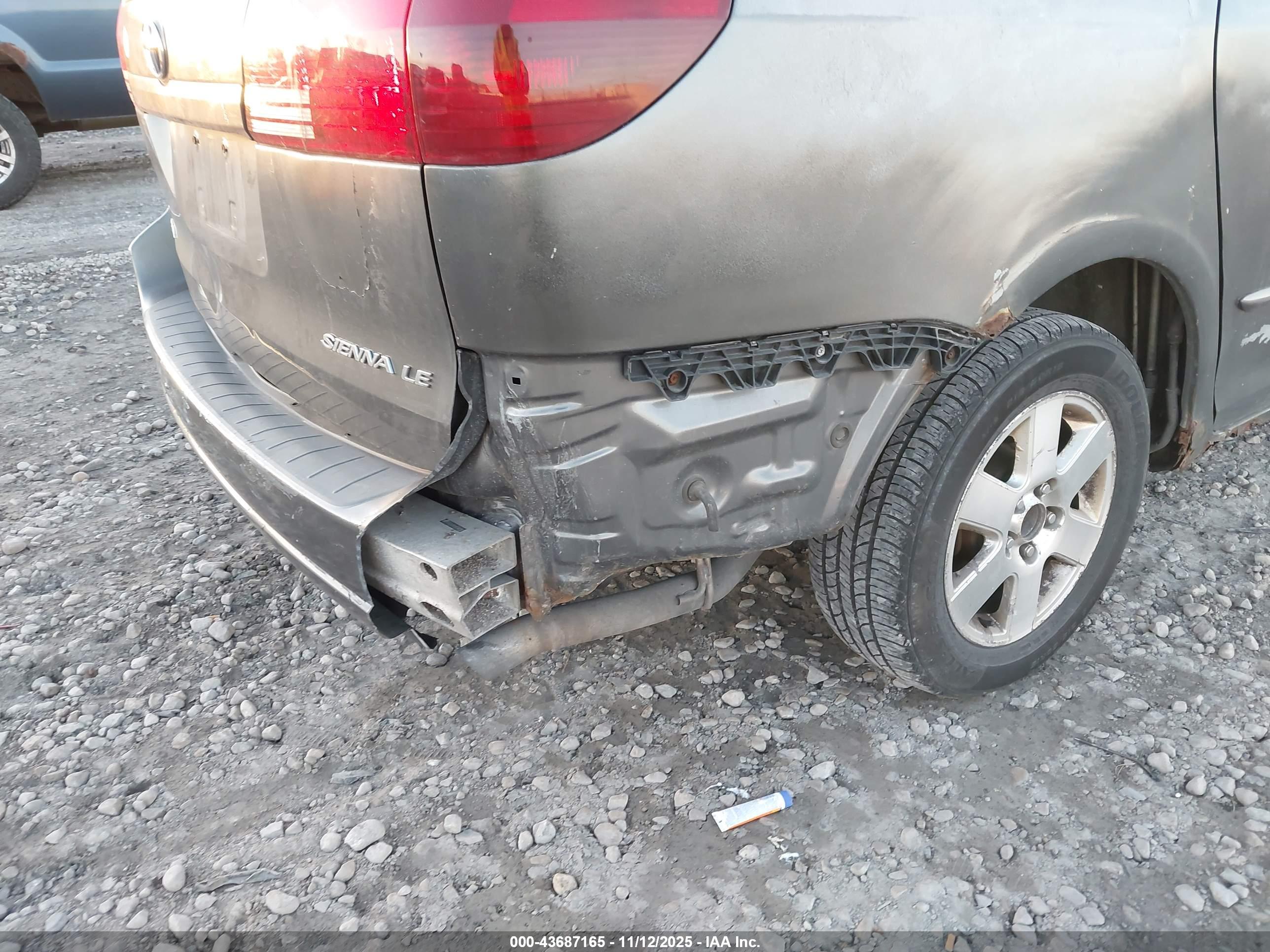 TOYOTA SIENNA image 6