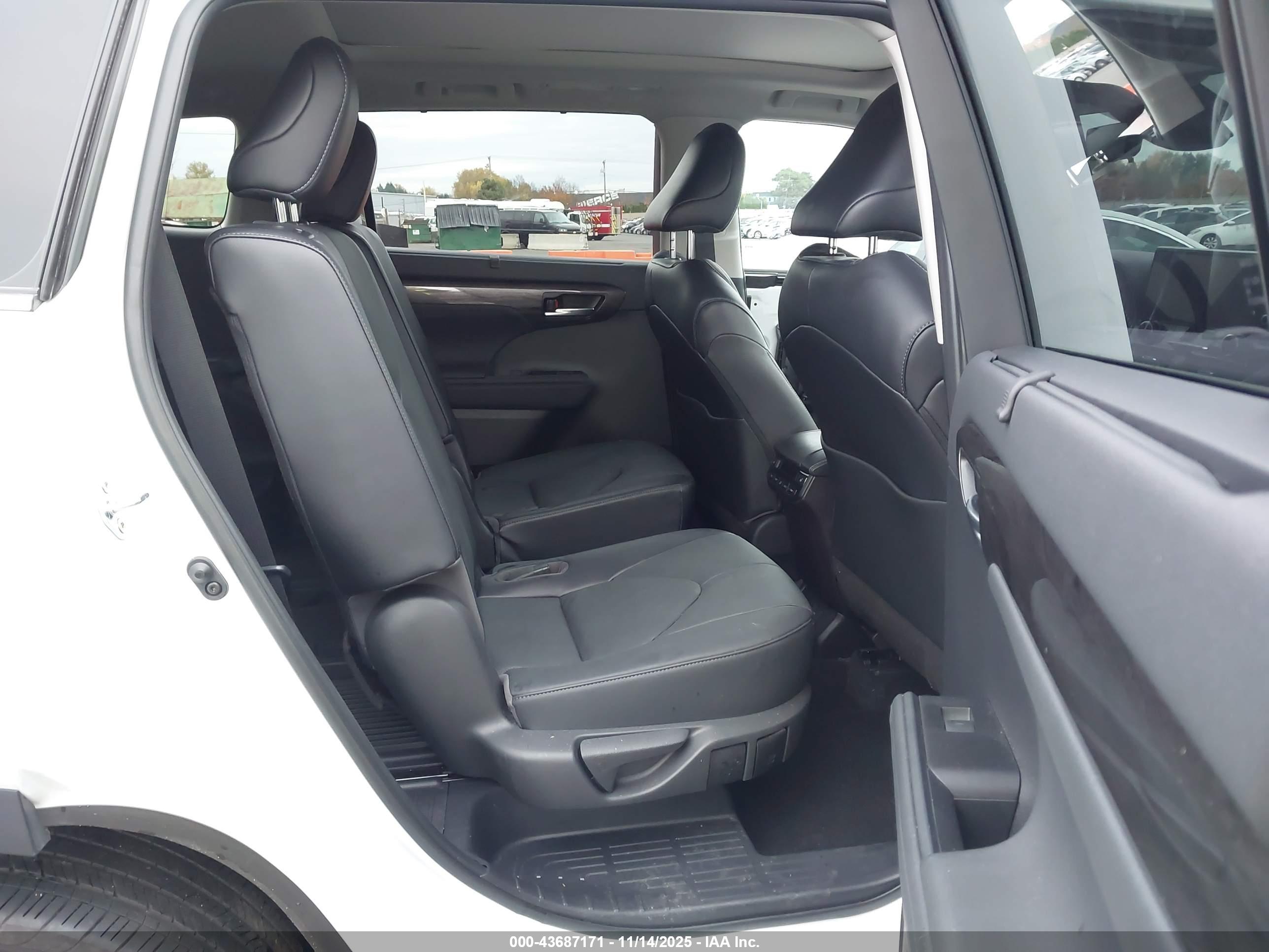 TOYOTA HIGHLANDER image 8