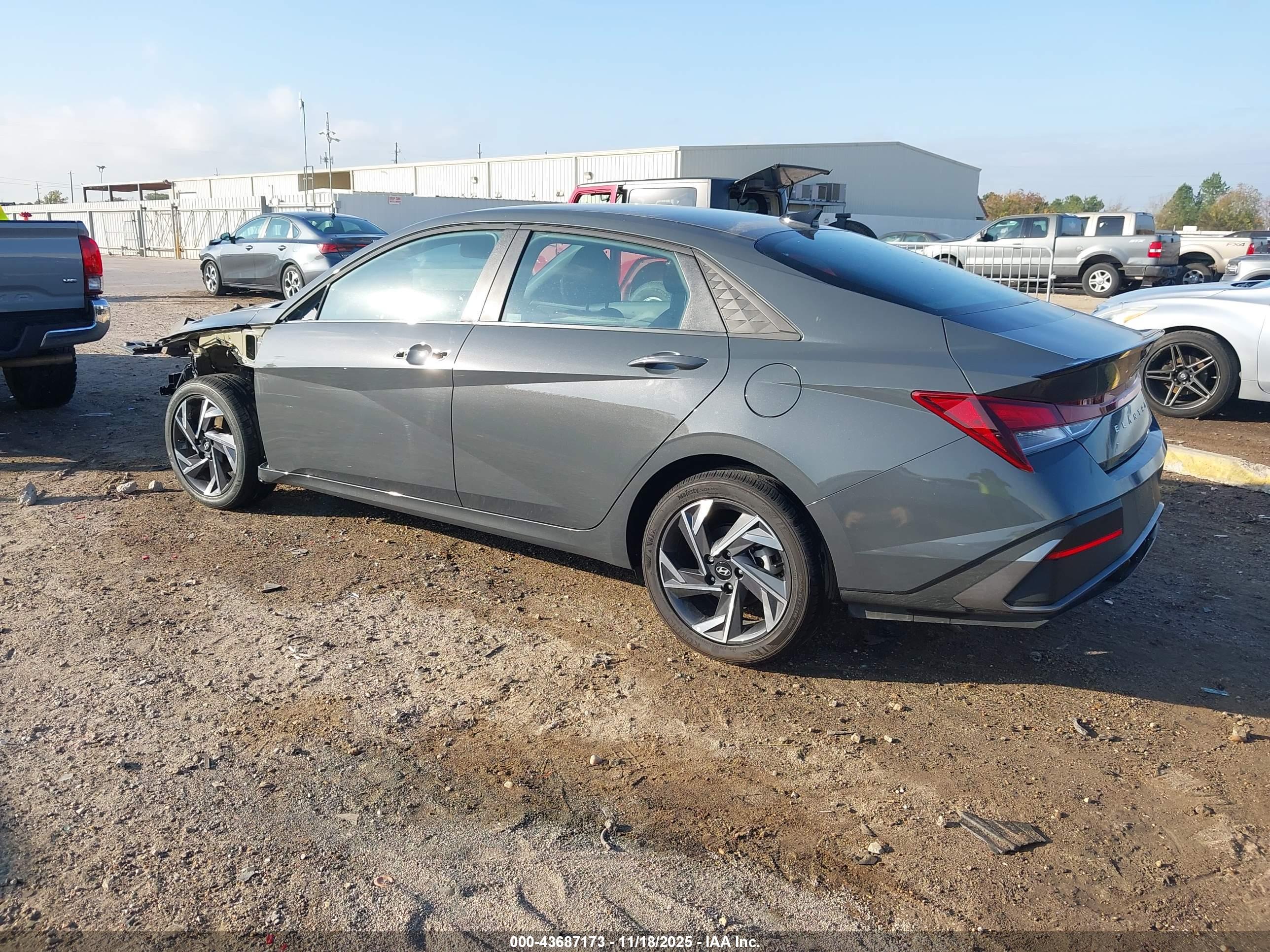 HYUNDAI ELANTRA image 3
