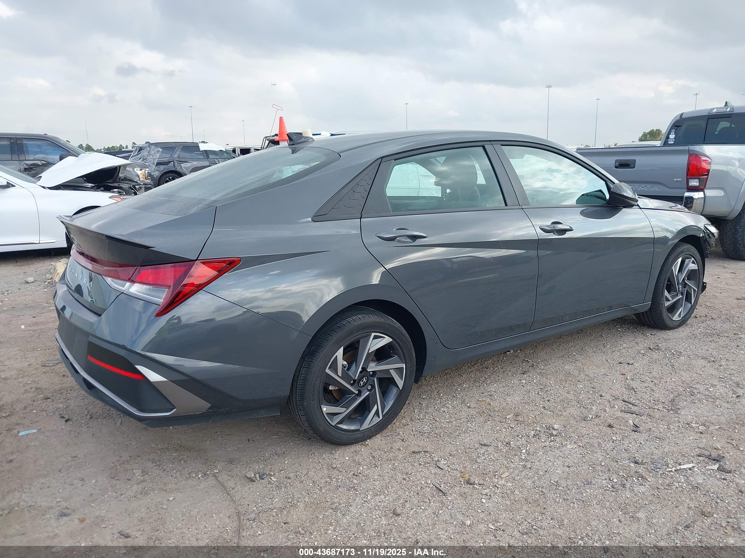 HYUNDAI ELANTRA image 4
