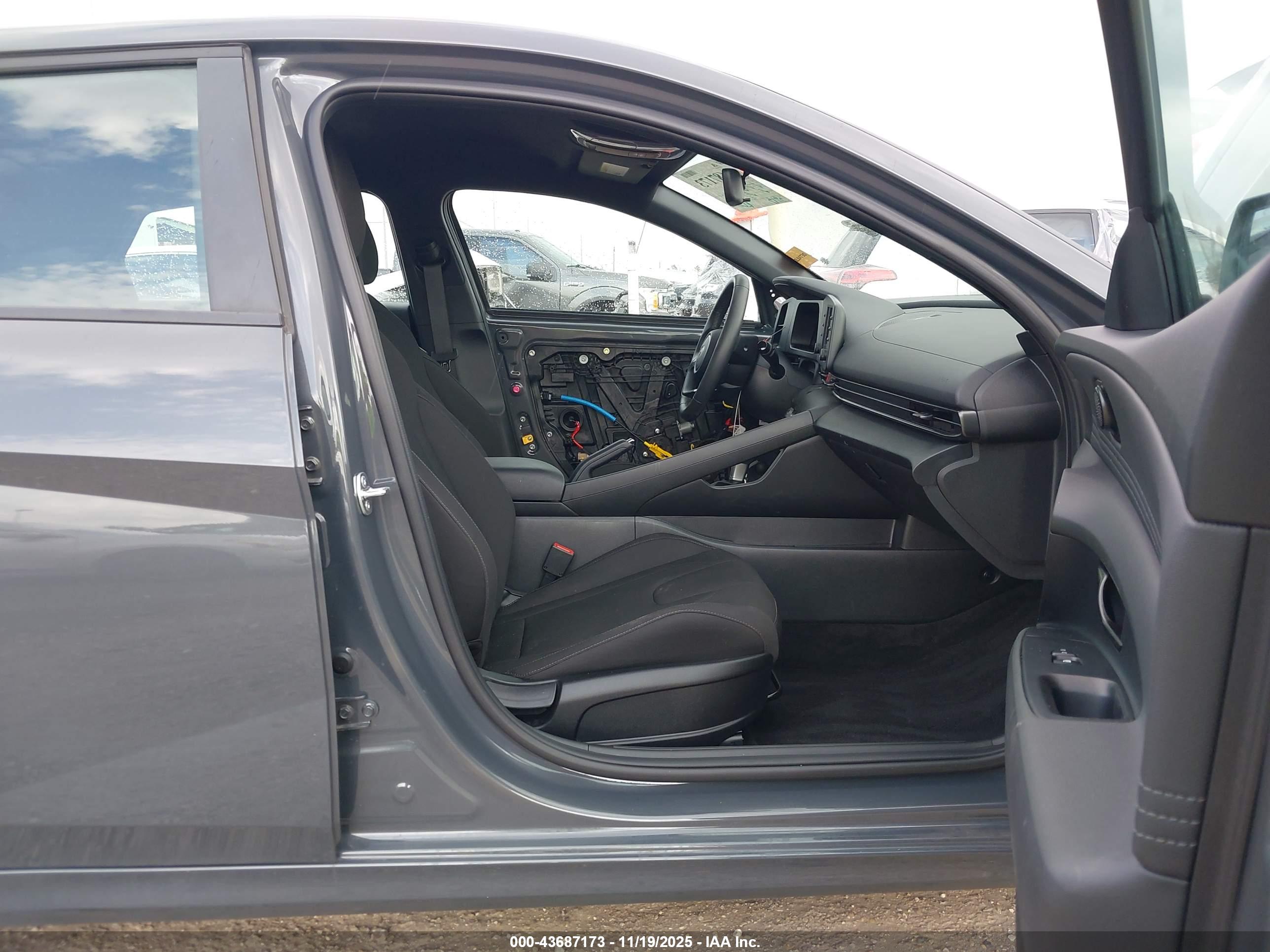 HYUNDAI ELANTRA image 5