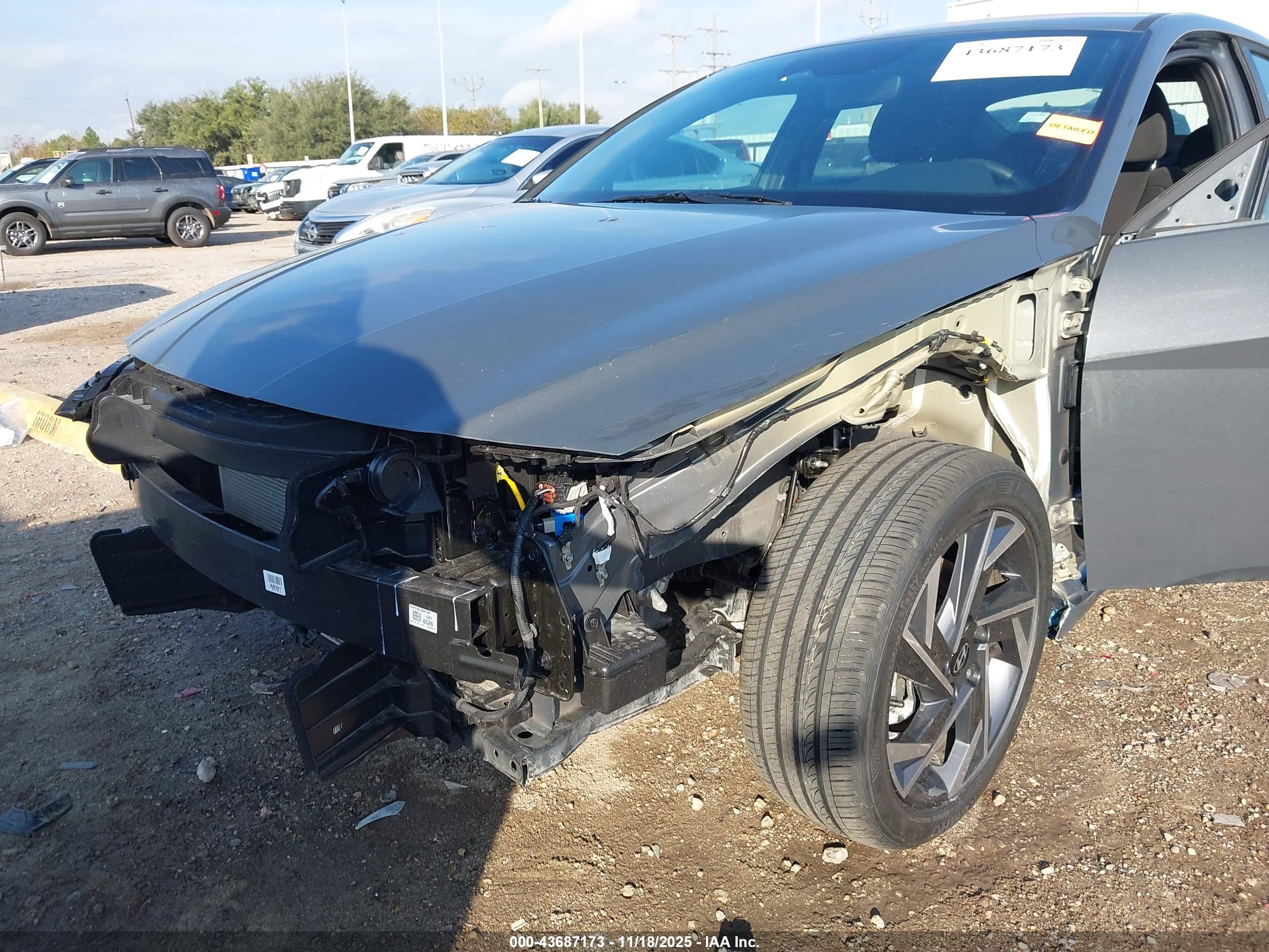 HYUNDAI ELANTRA image 6