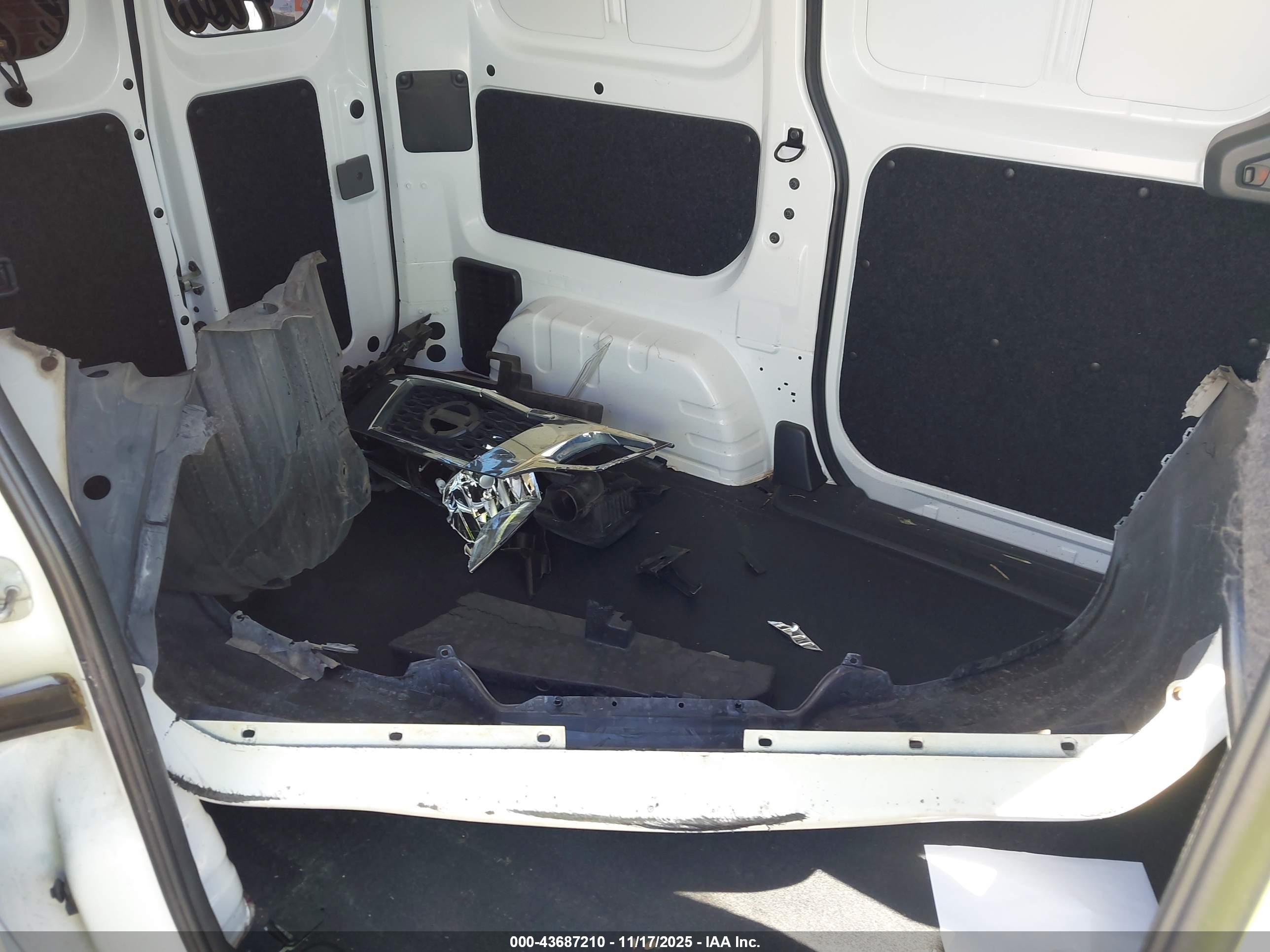 NISSAN NV200 image 8
