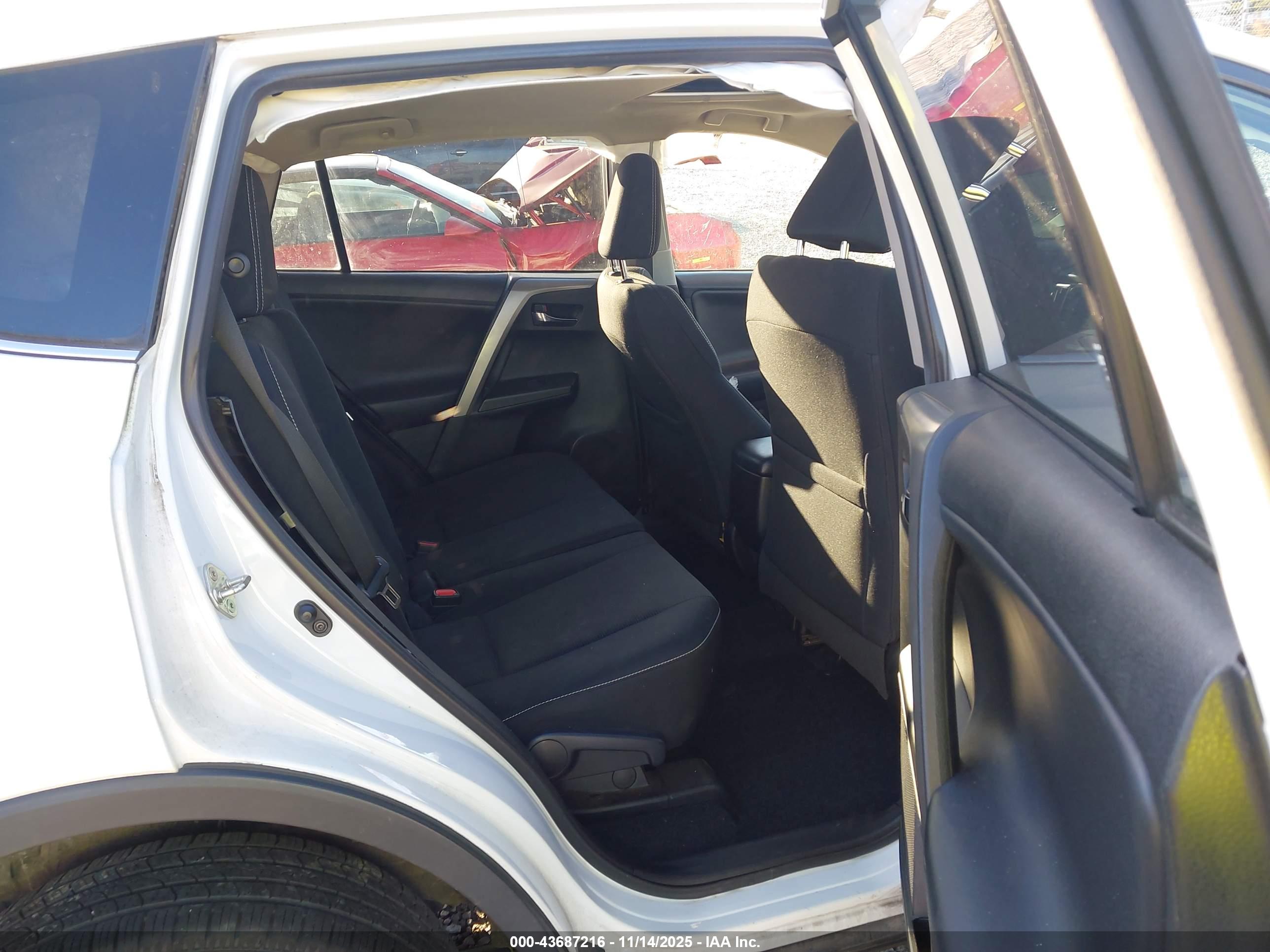 TOYOTA RAV4 image 8