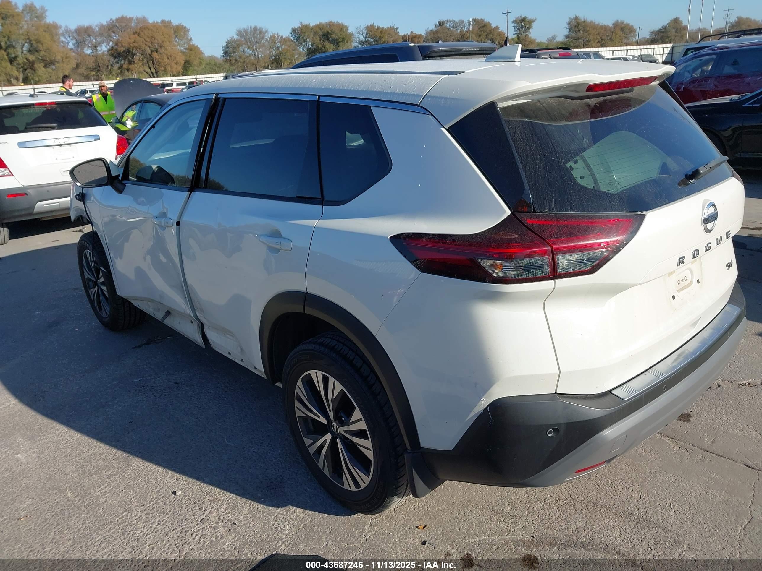 NISSAN ROGUE image 3