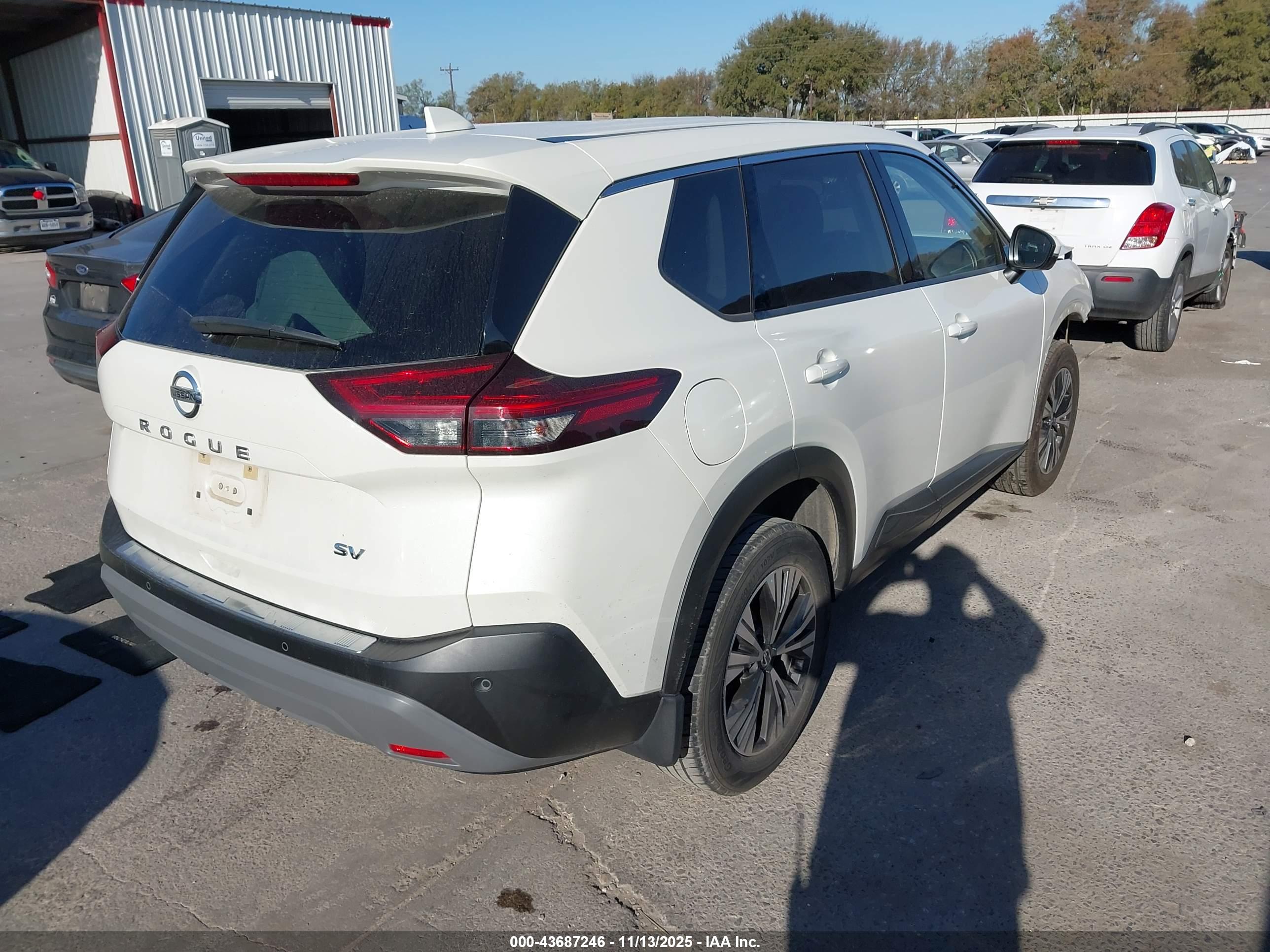 NISSAN ROGUE image 4