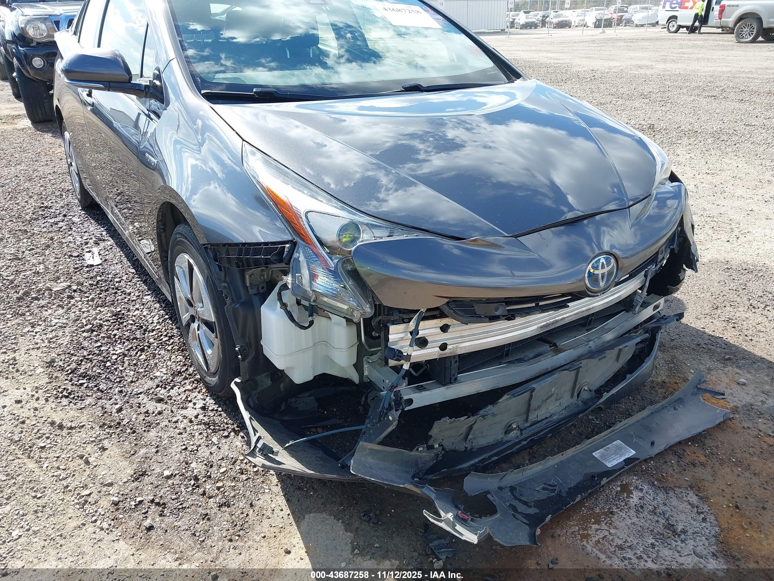 TOYOTA PRIUS image 6