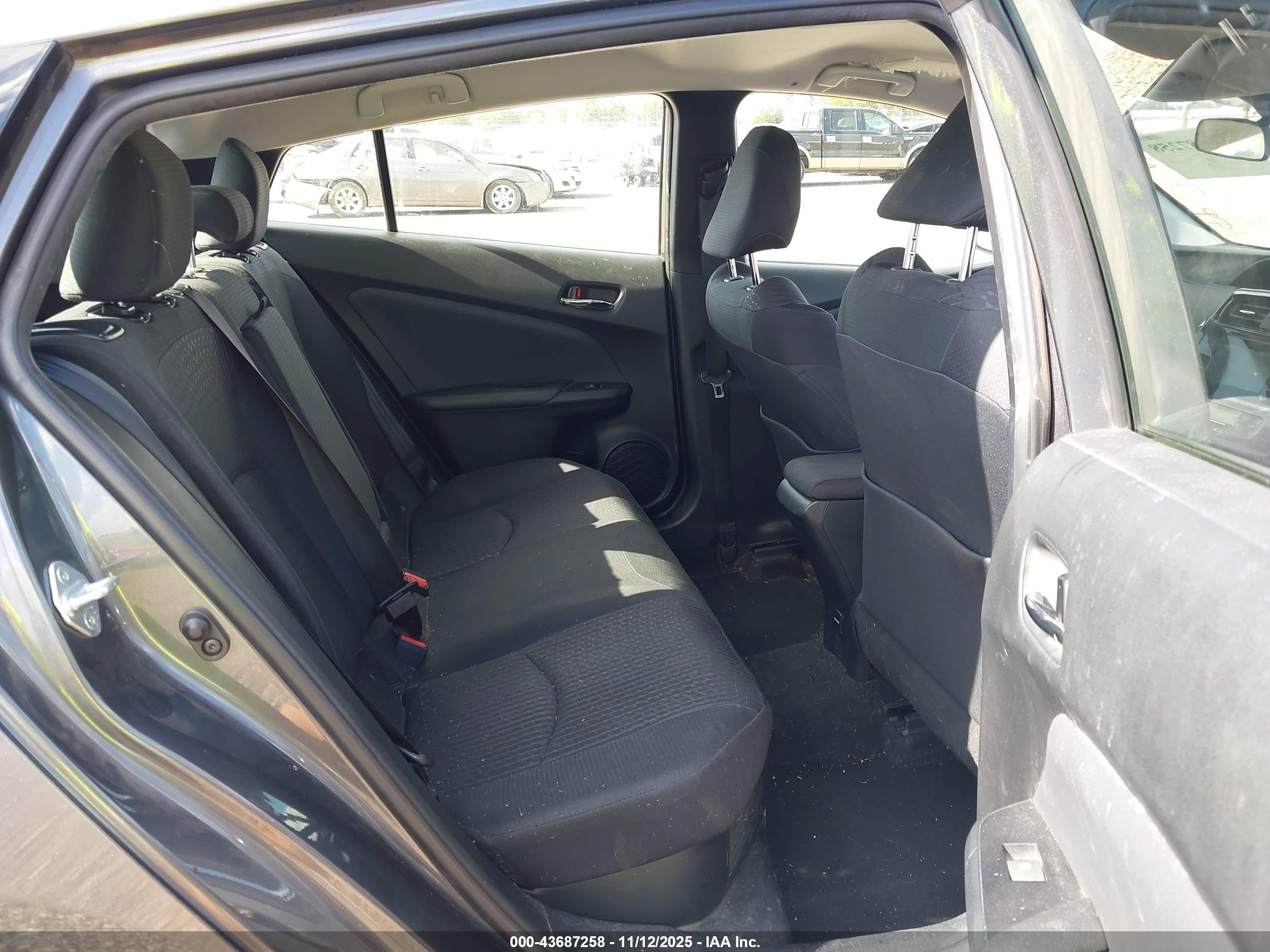TOYOTA PRIUS image 8