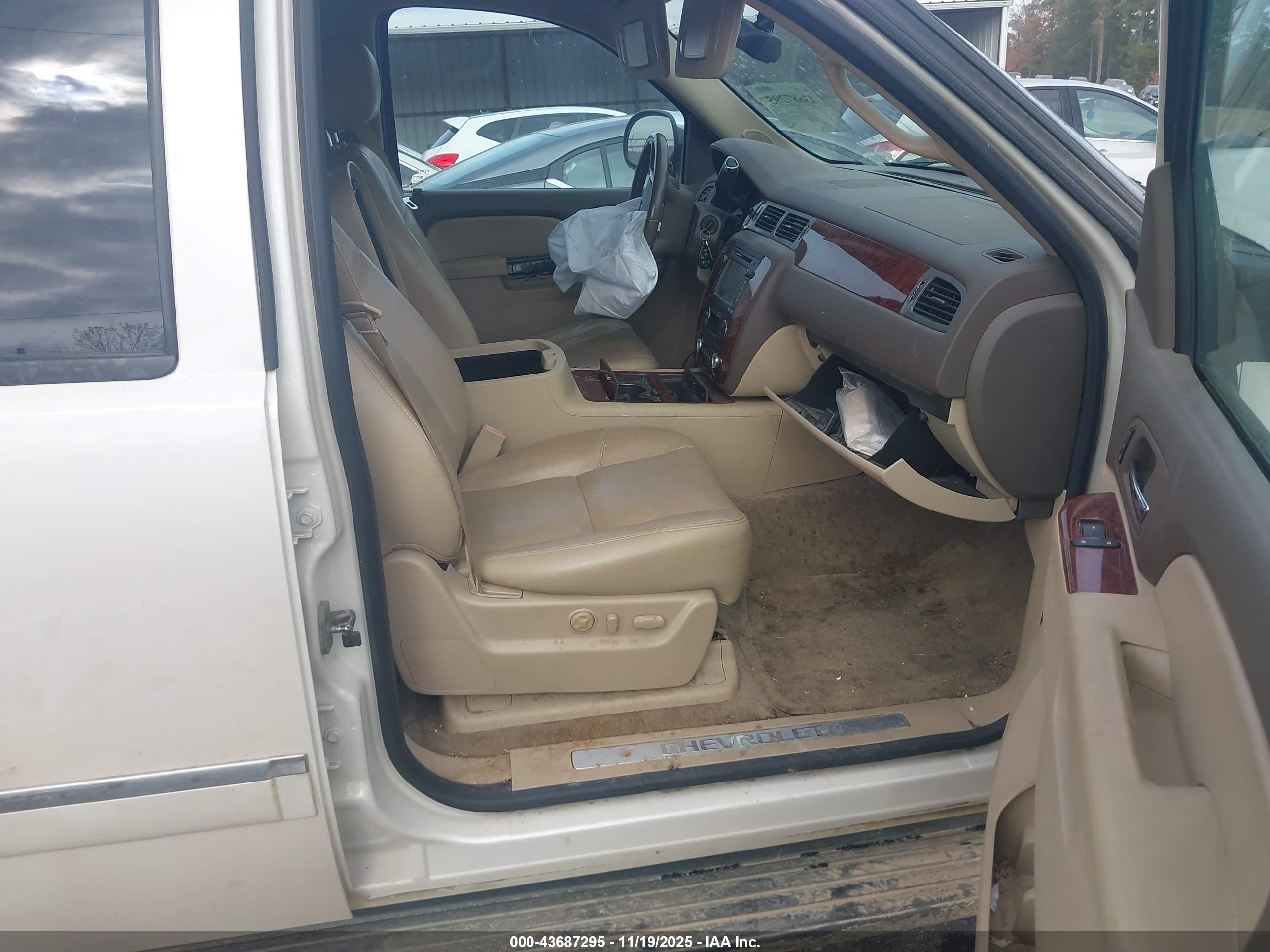 CHEVROLET TAHOE image 5