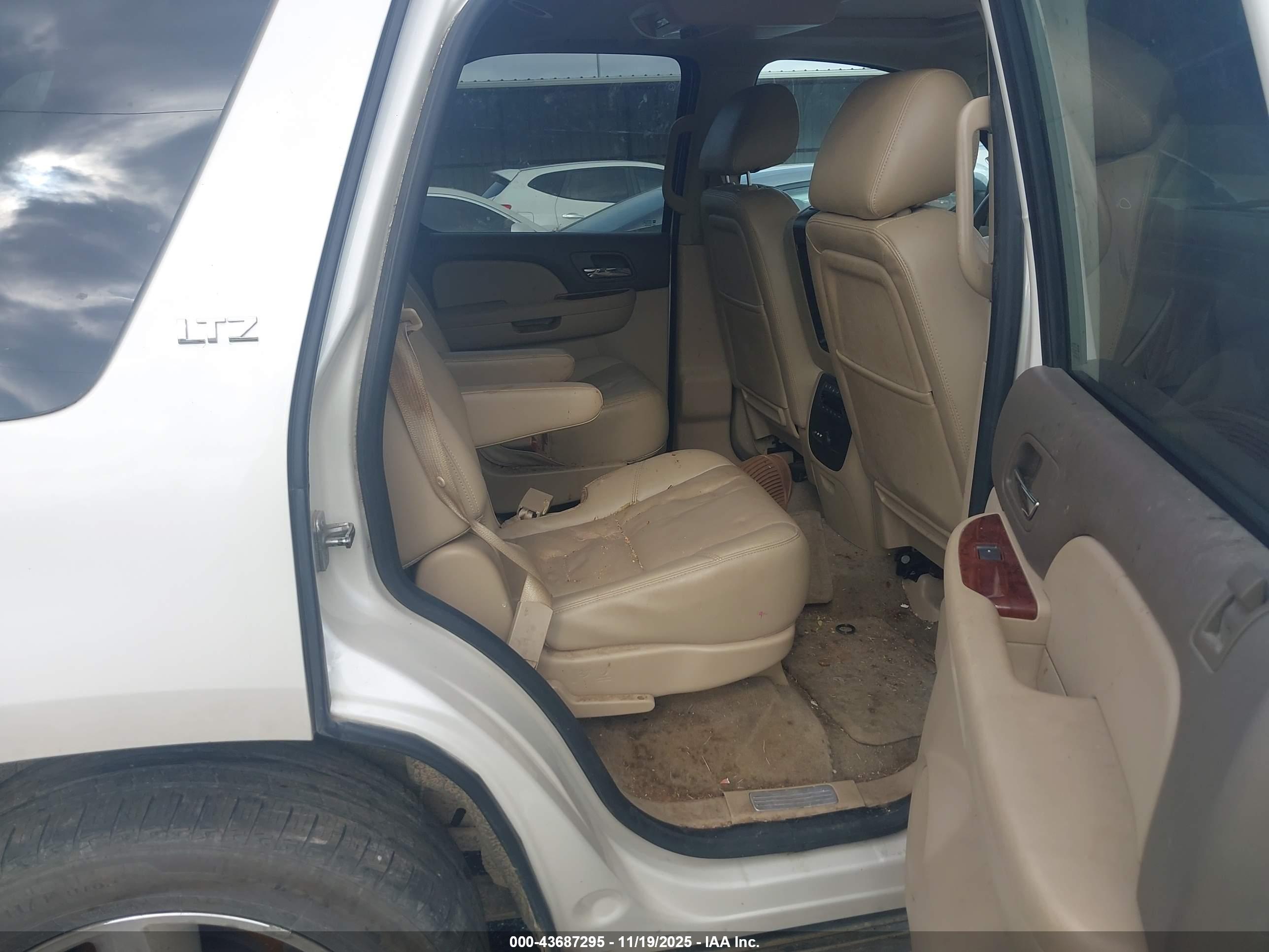 CHEVROLET TAHOE image 8