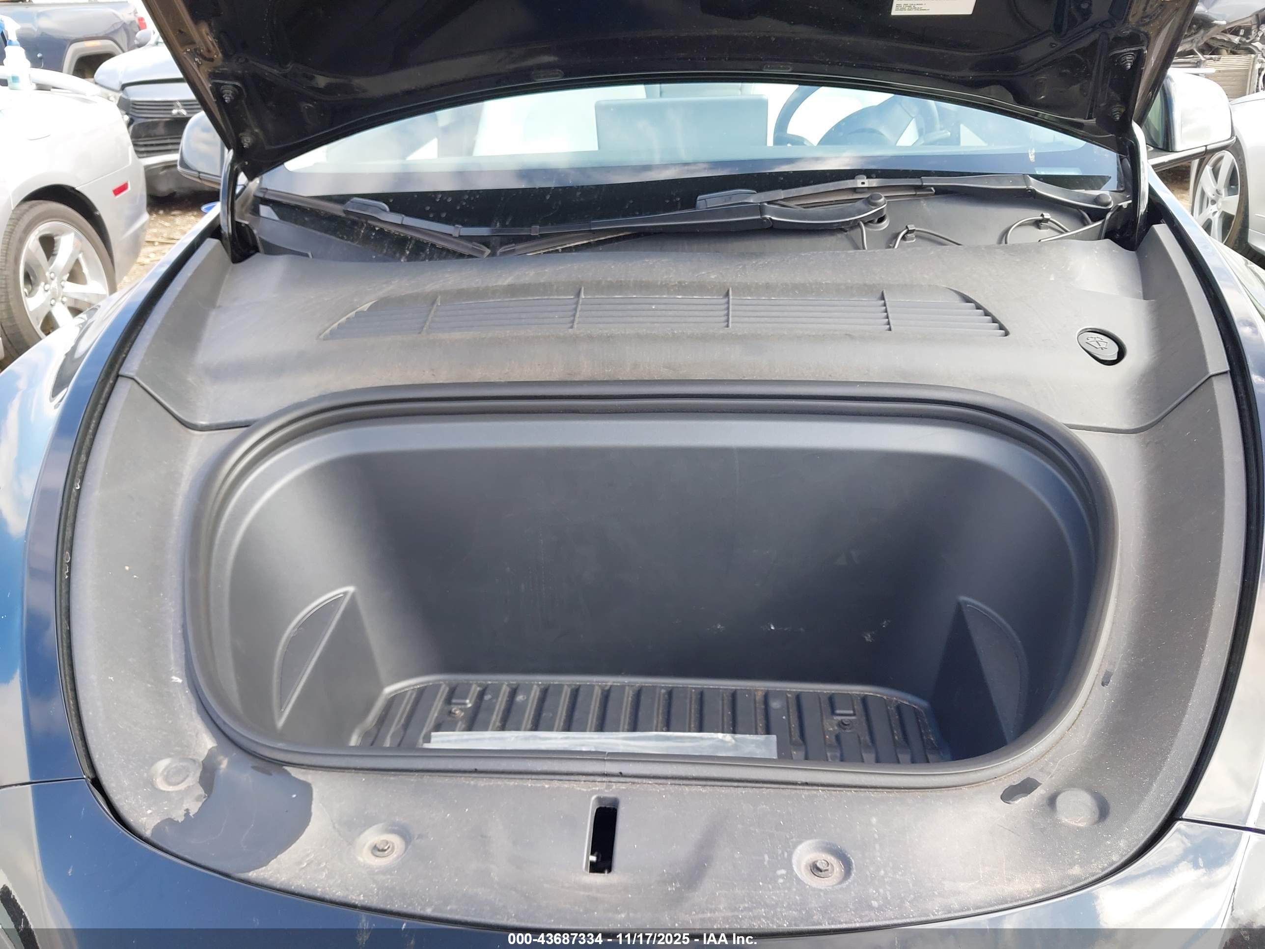 TESLA MODEL image 10