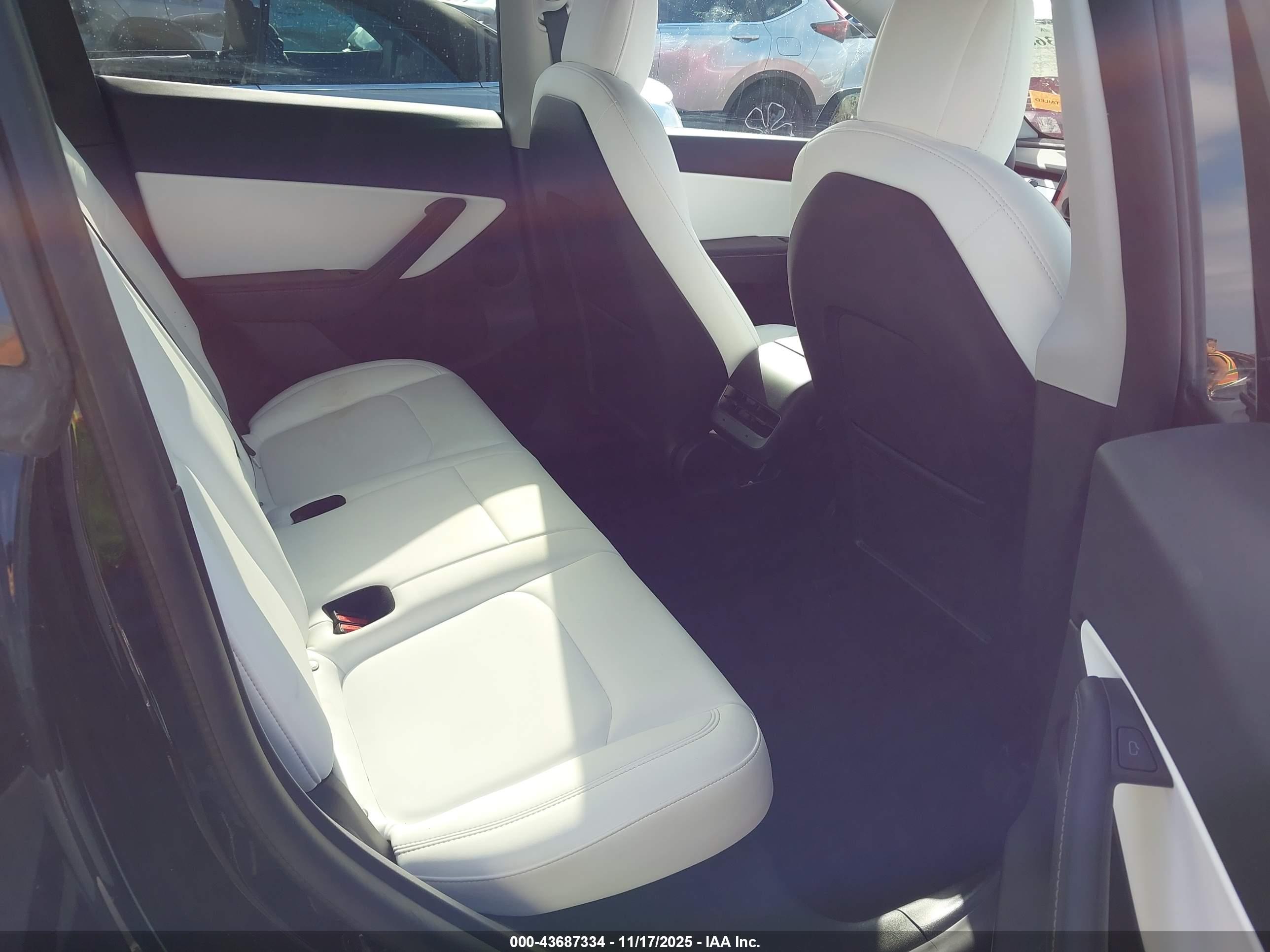 TESLA MODEL image 8