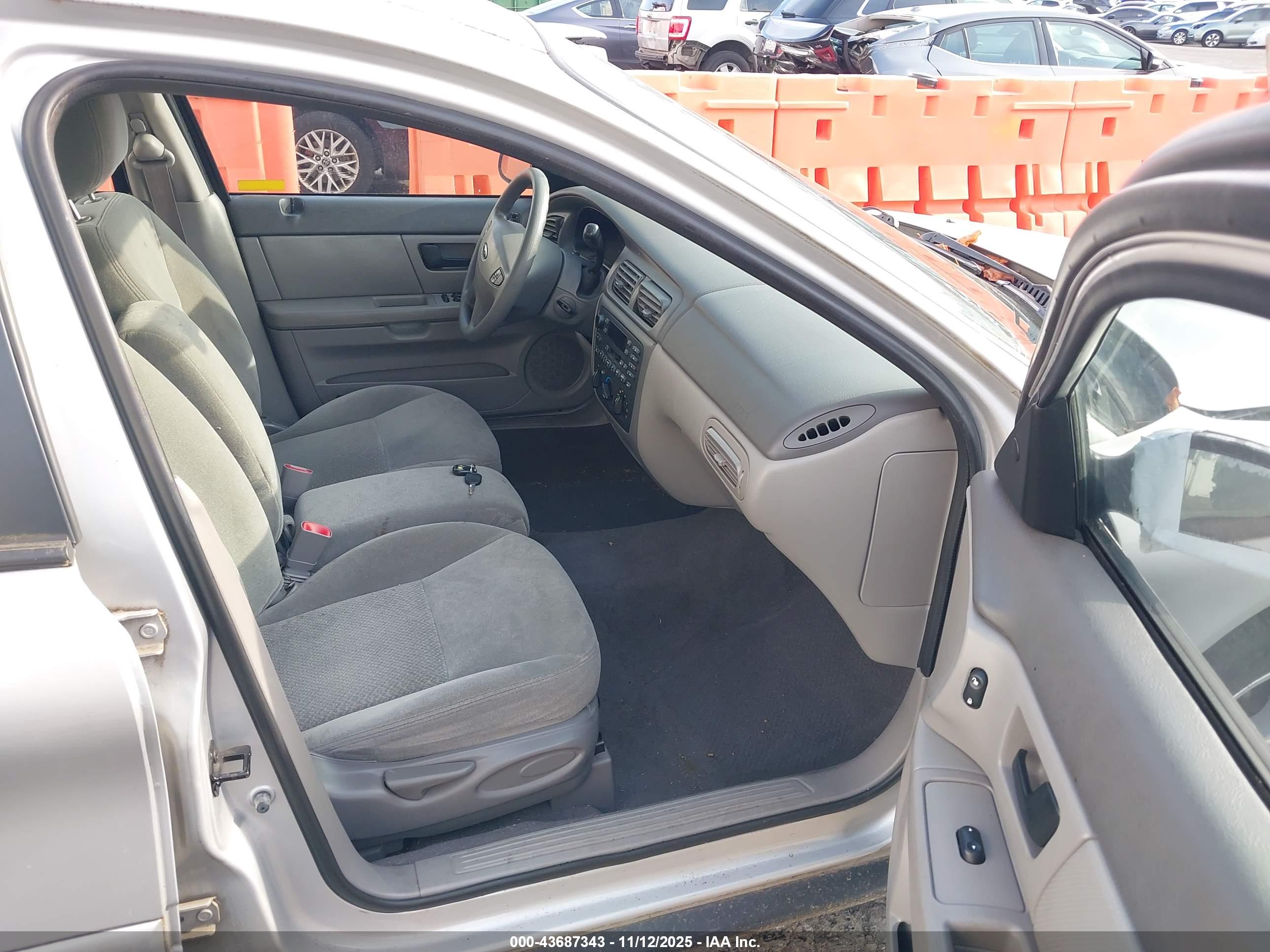 FORD TAURUS image 5