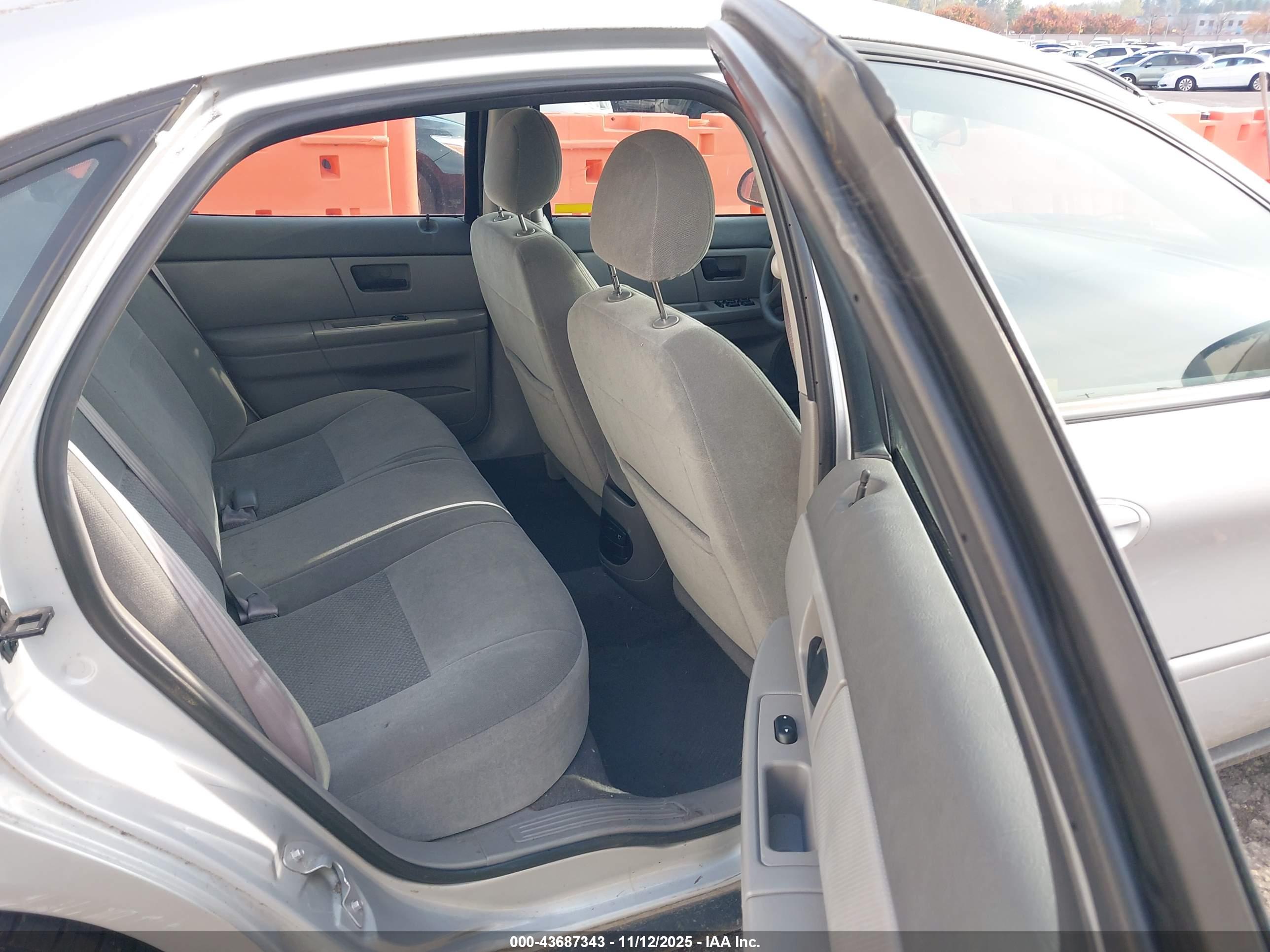 FORD TAURUS image 8