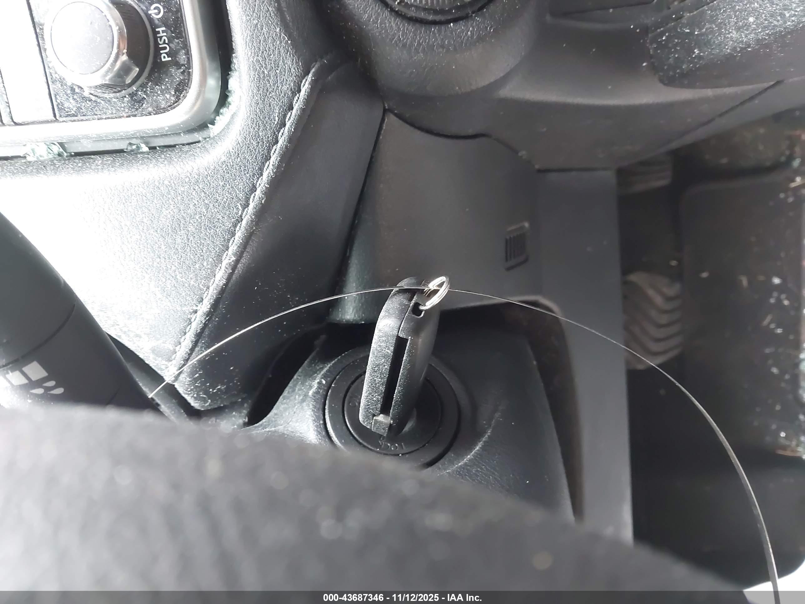 NISSAN VERSA image 11