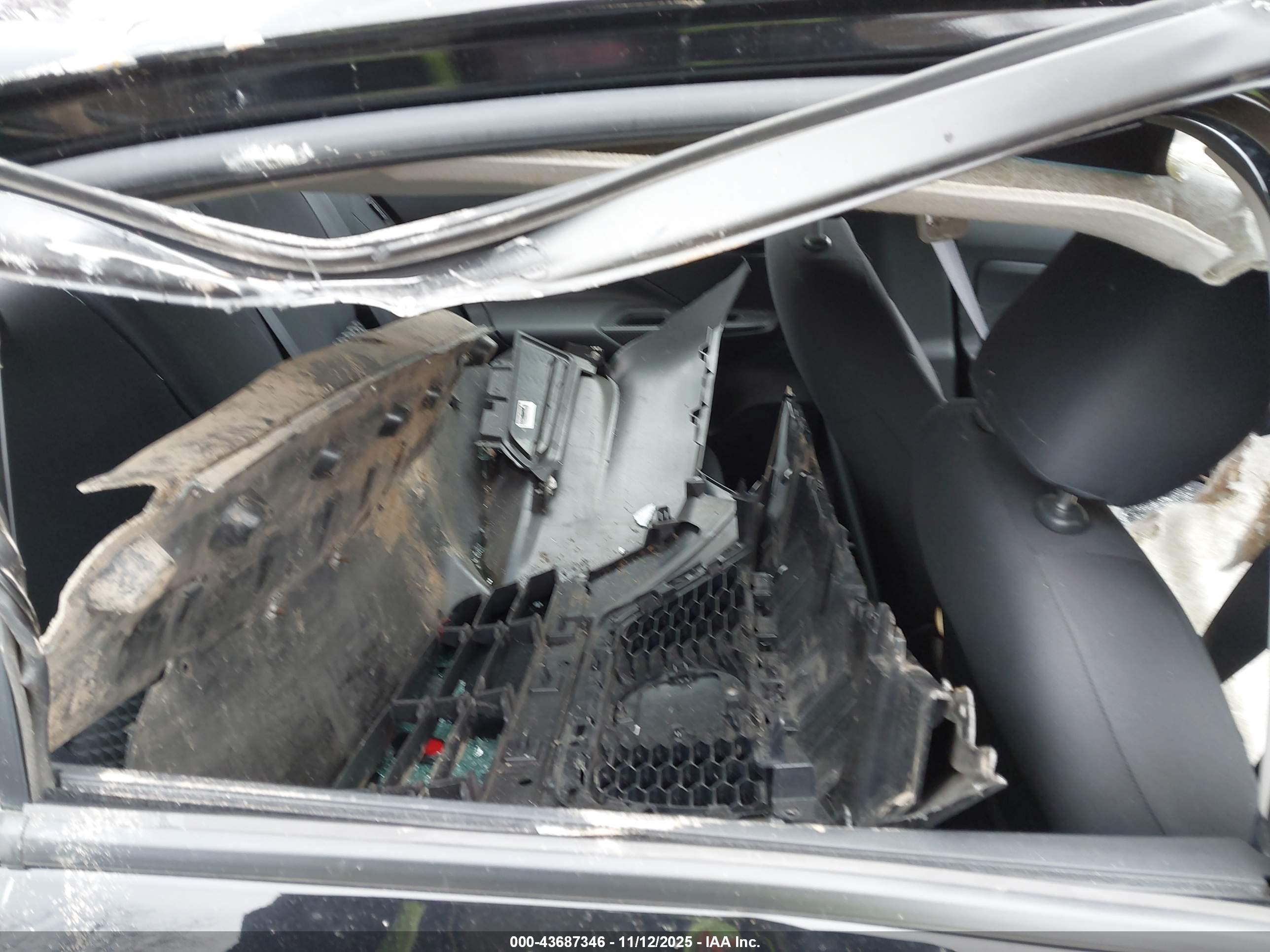 NISSAN VERSA image 8