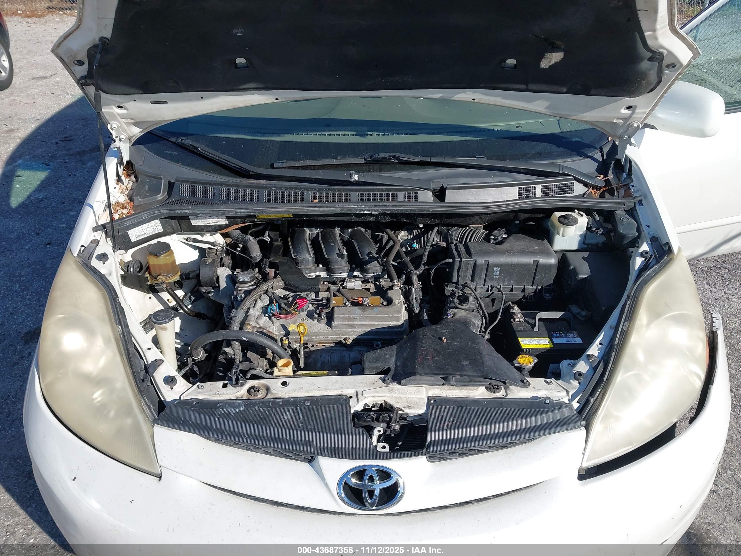 TOYOTA SIENNA image 10