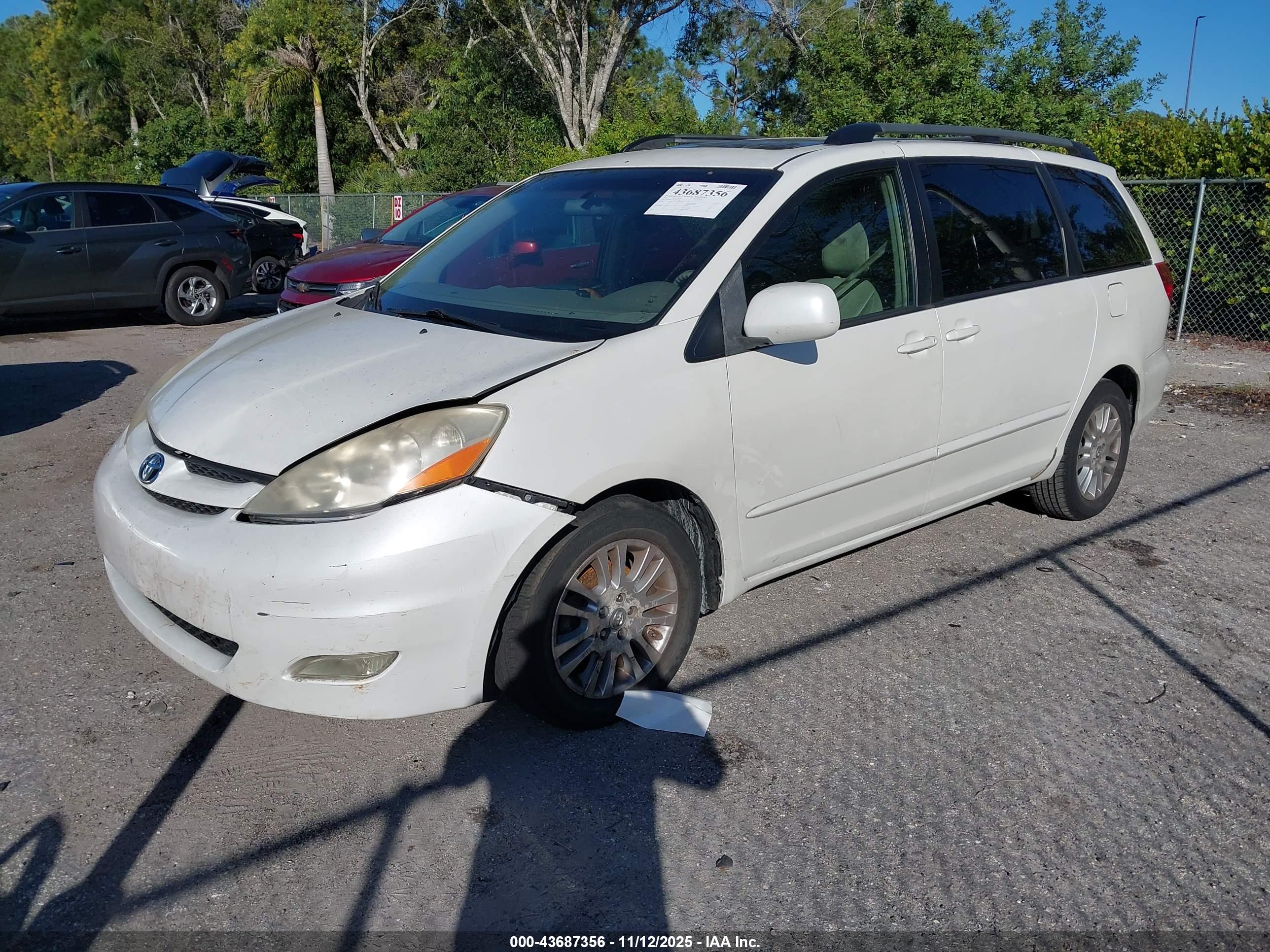 TOYOTA SIENNA image 2