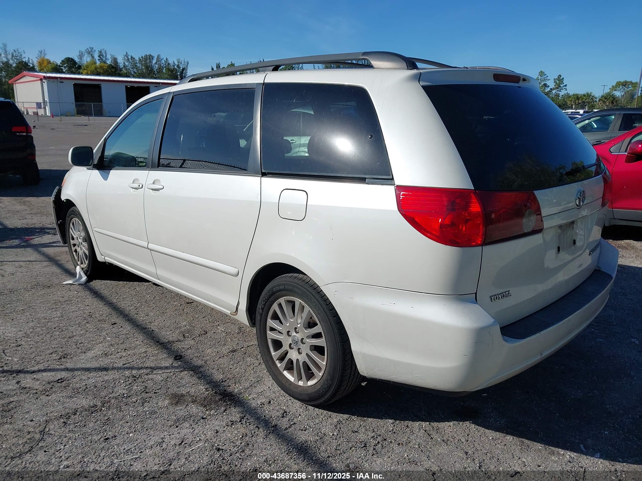 TOYOTA SIENNA image 3