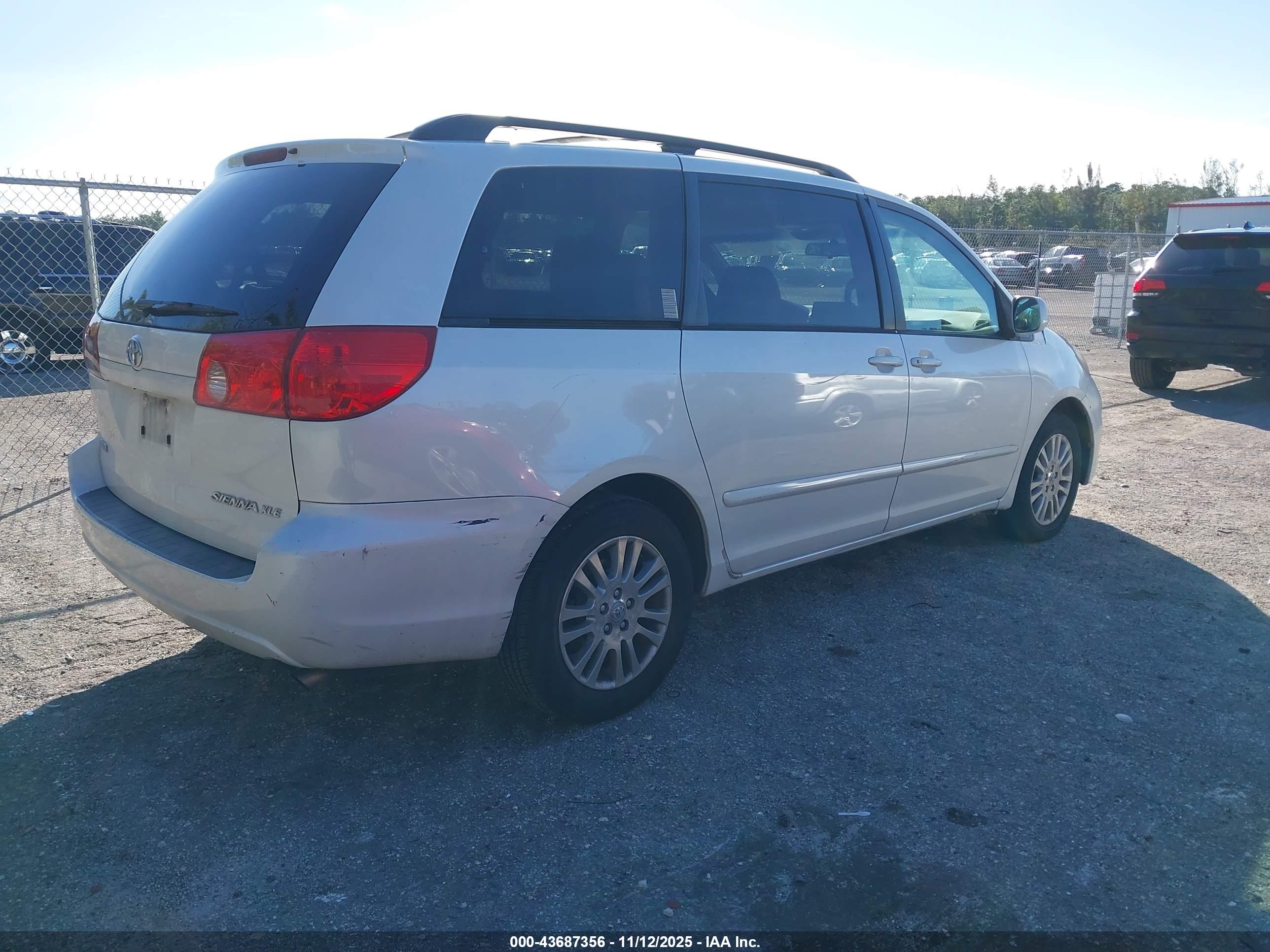TOYOTA SIENNA image 4