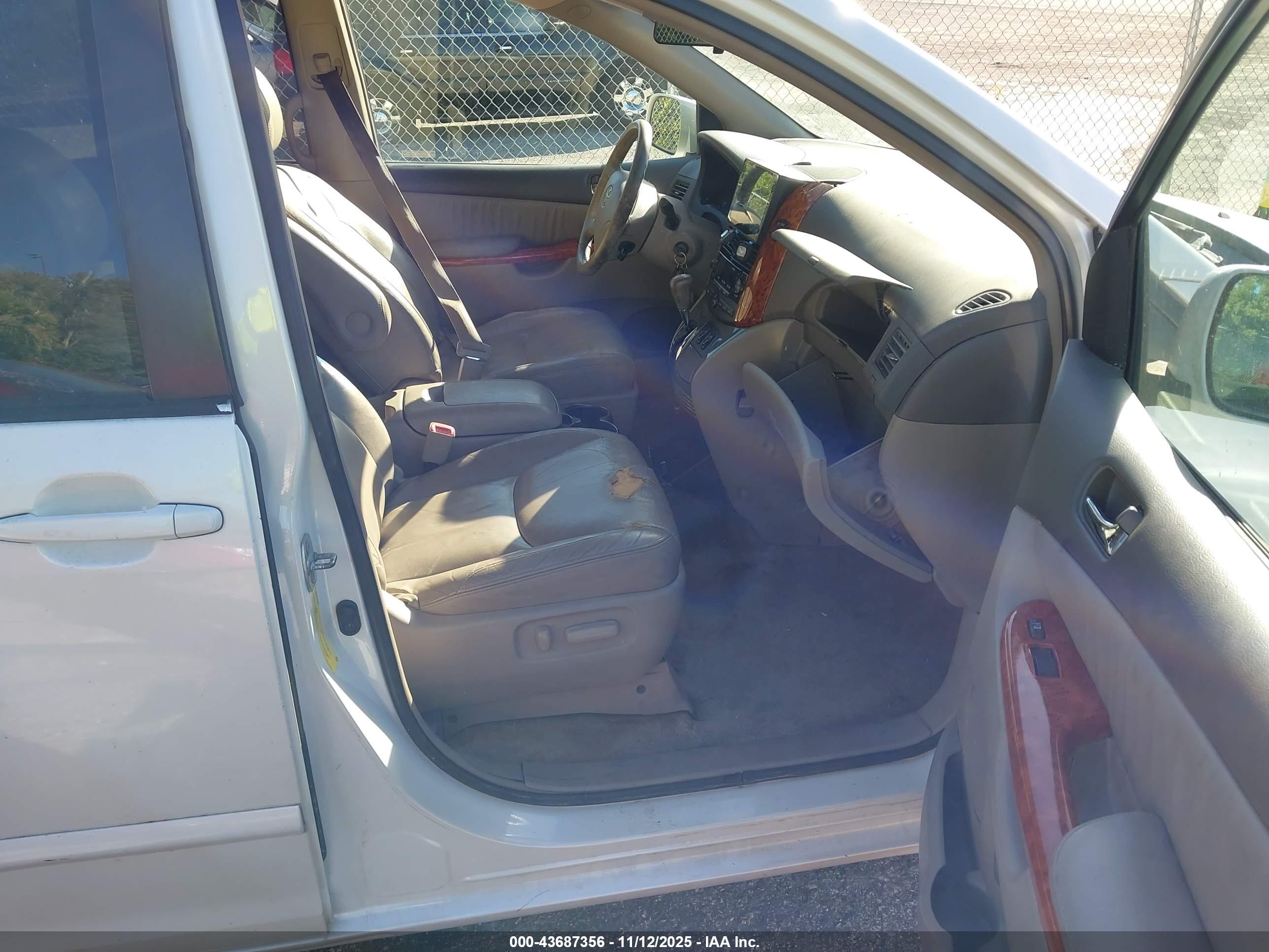 TOYOTA SIENNA image 5