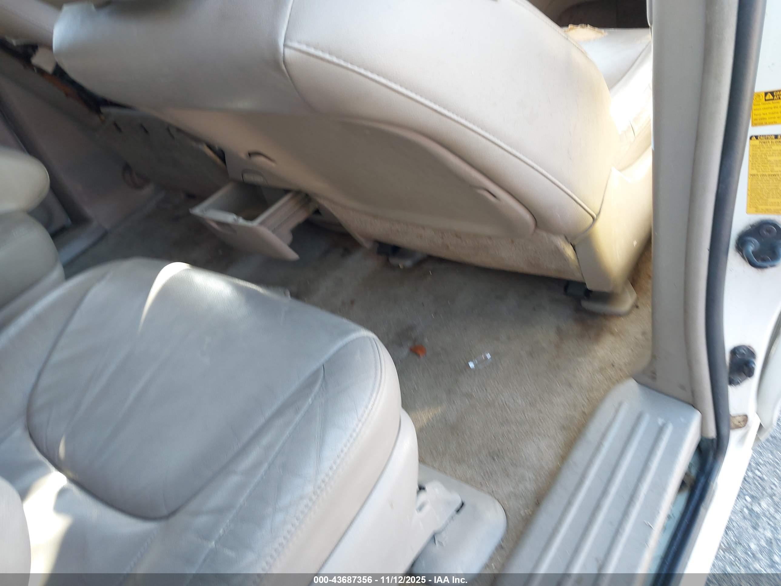 TOYOTA SIENNA image 8
