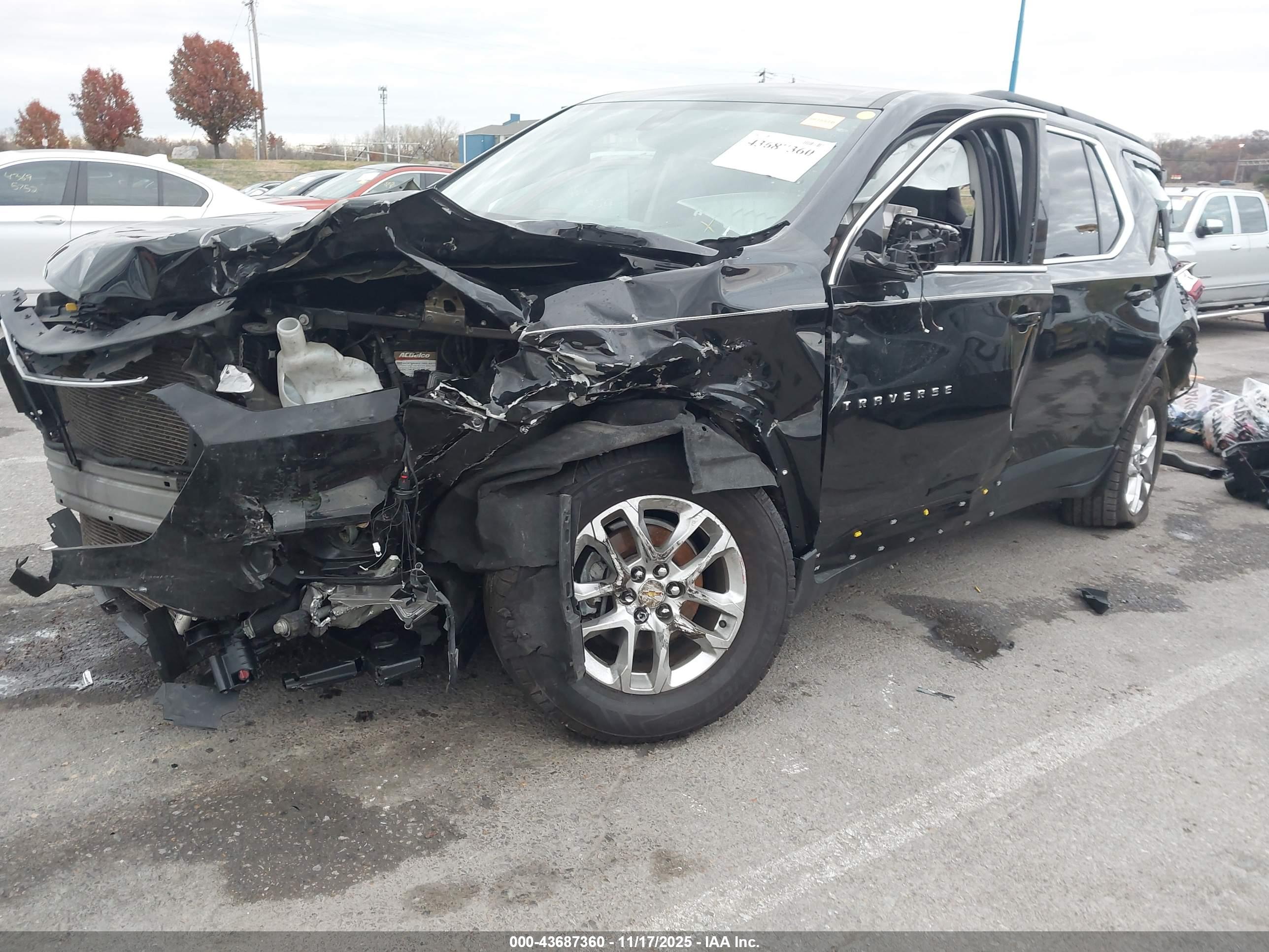 CHEVROLET TRAVERSE image 2