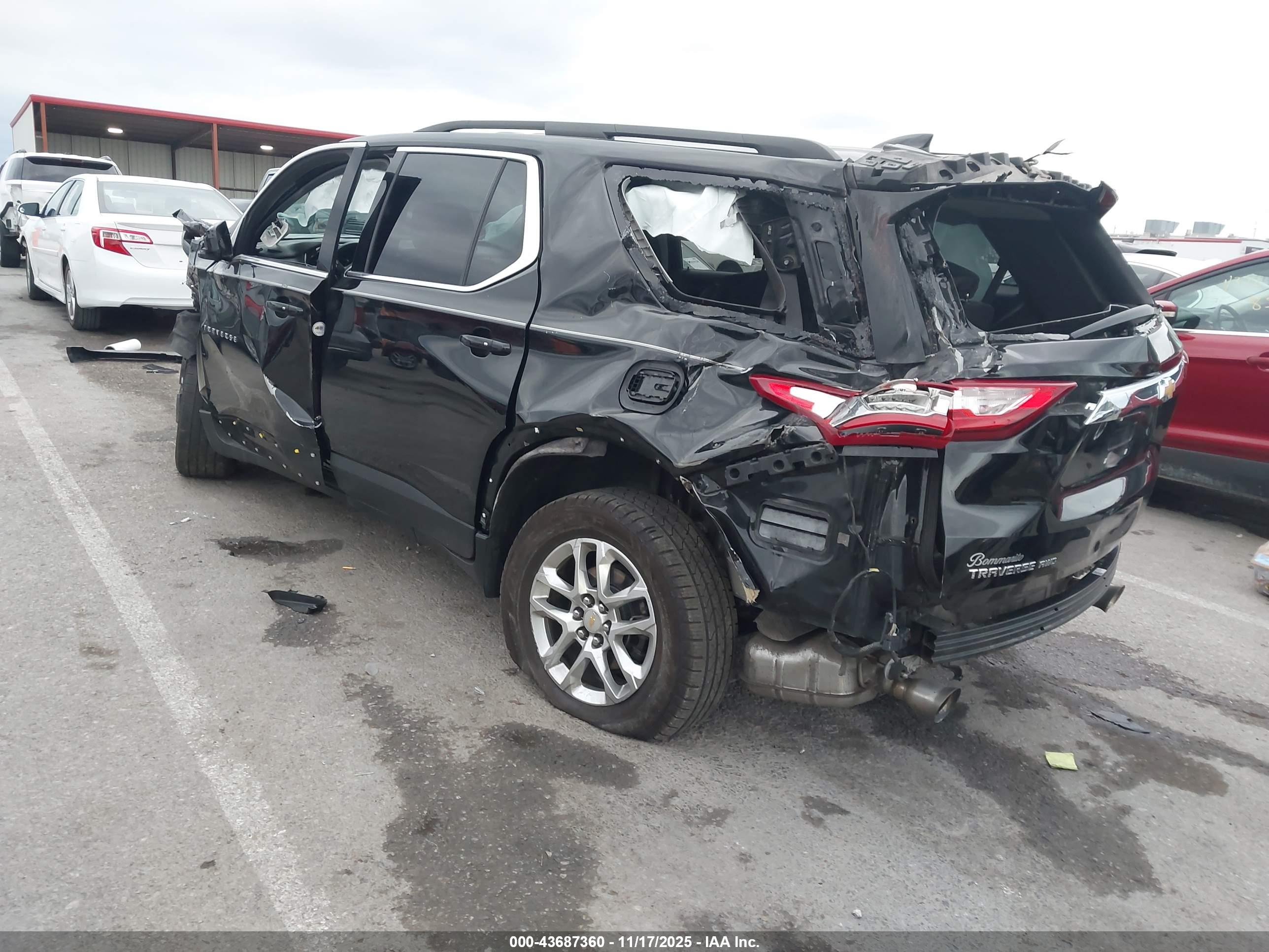 CHEVROLET TRAVERSE image 3