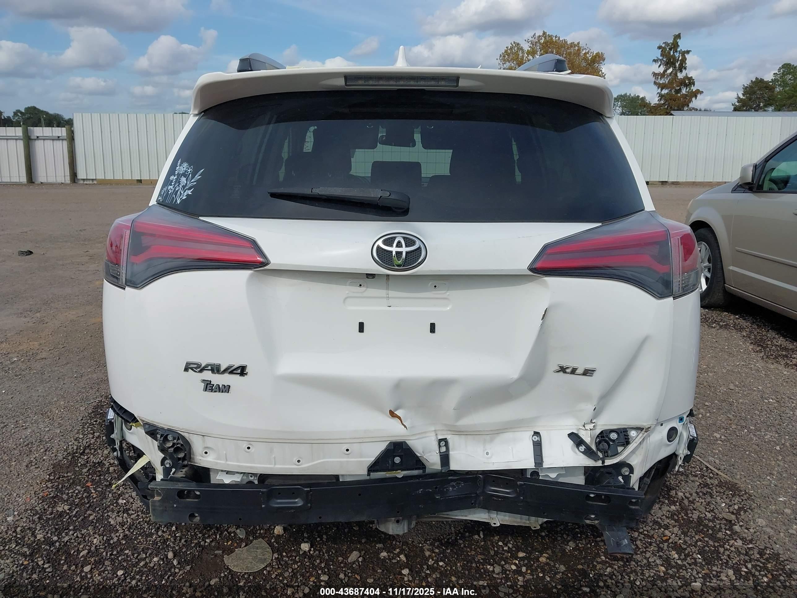 TOYOTA RAV4 image 6