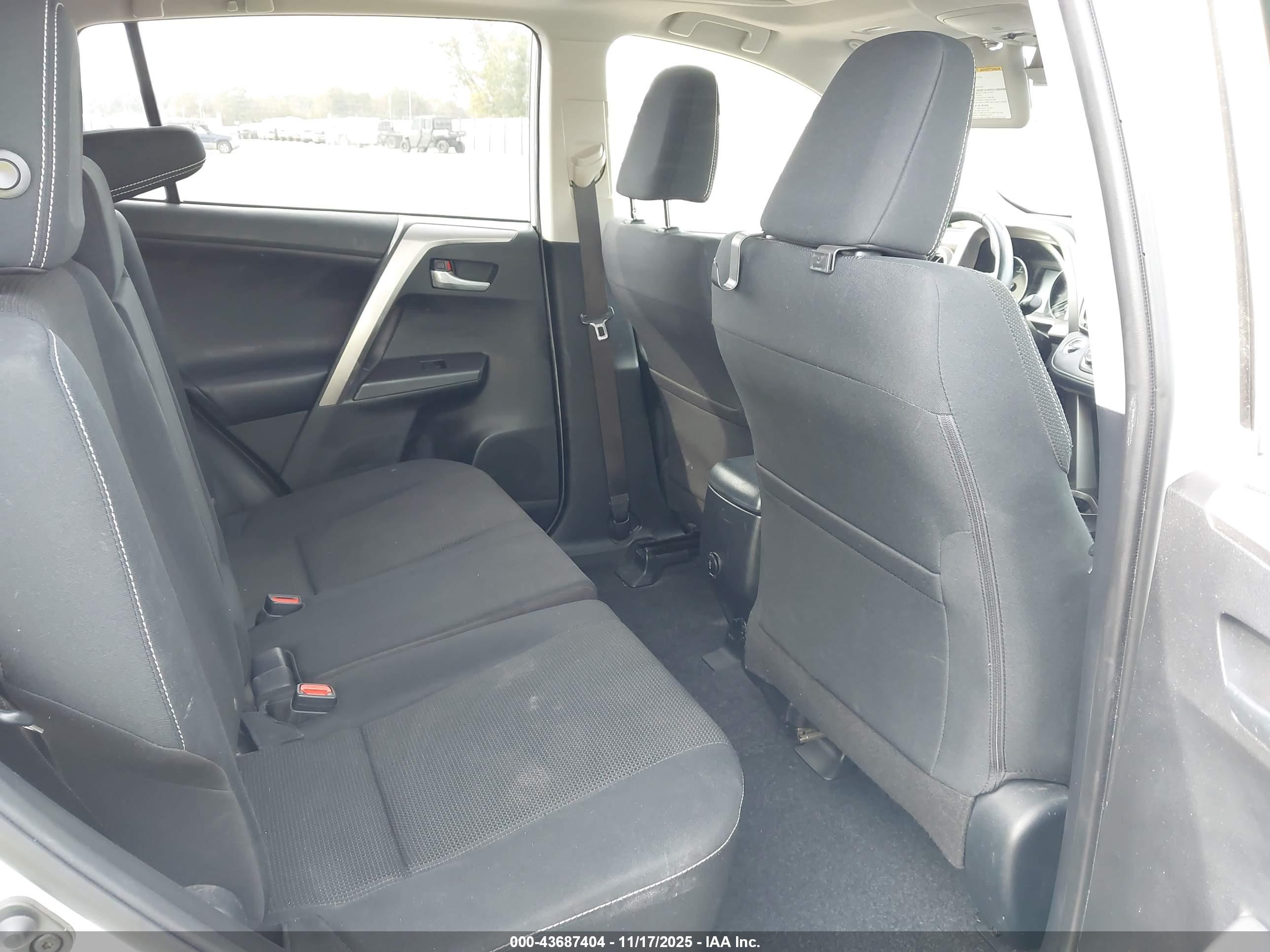 TOYOTA RAV4 image 8