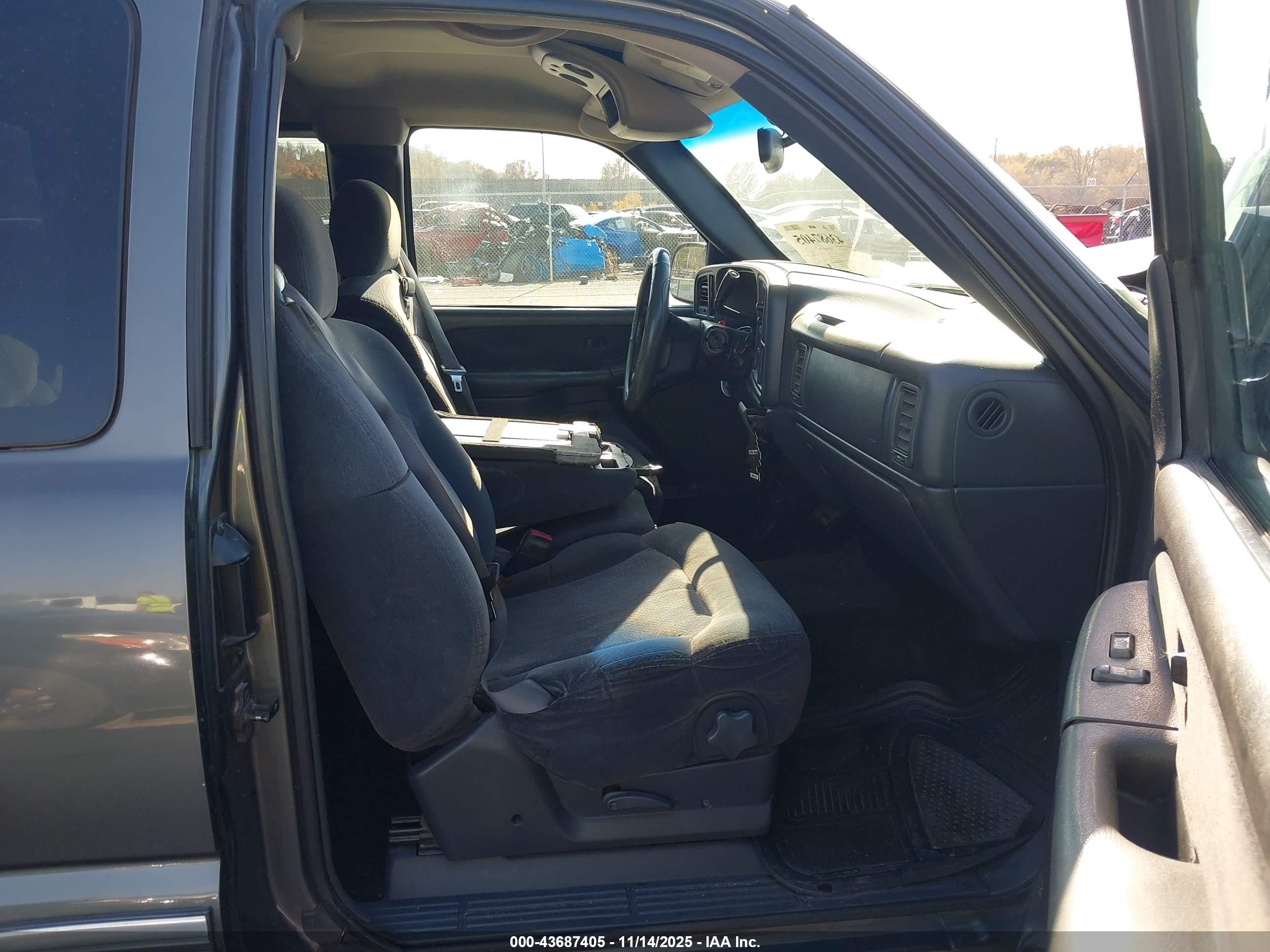 CHEVROLET SILVERADO image 5