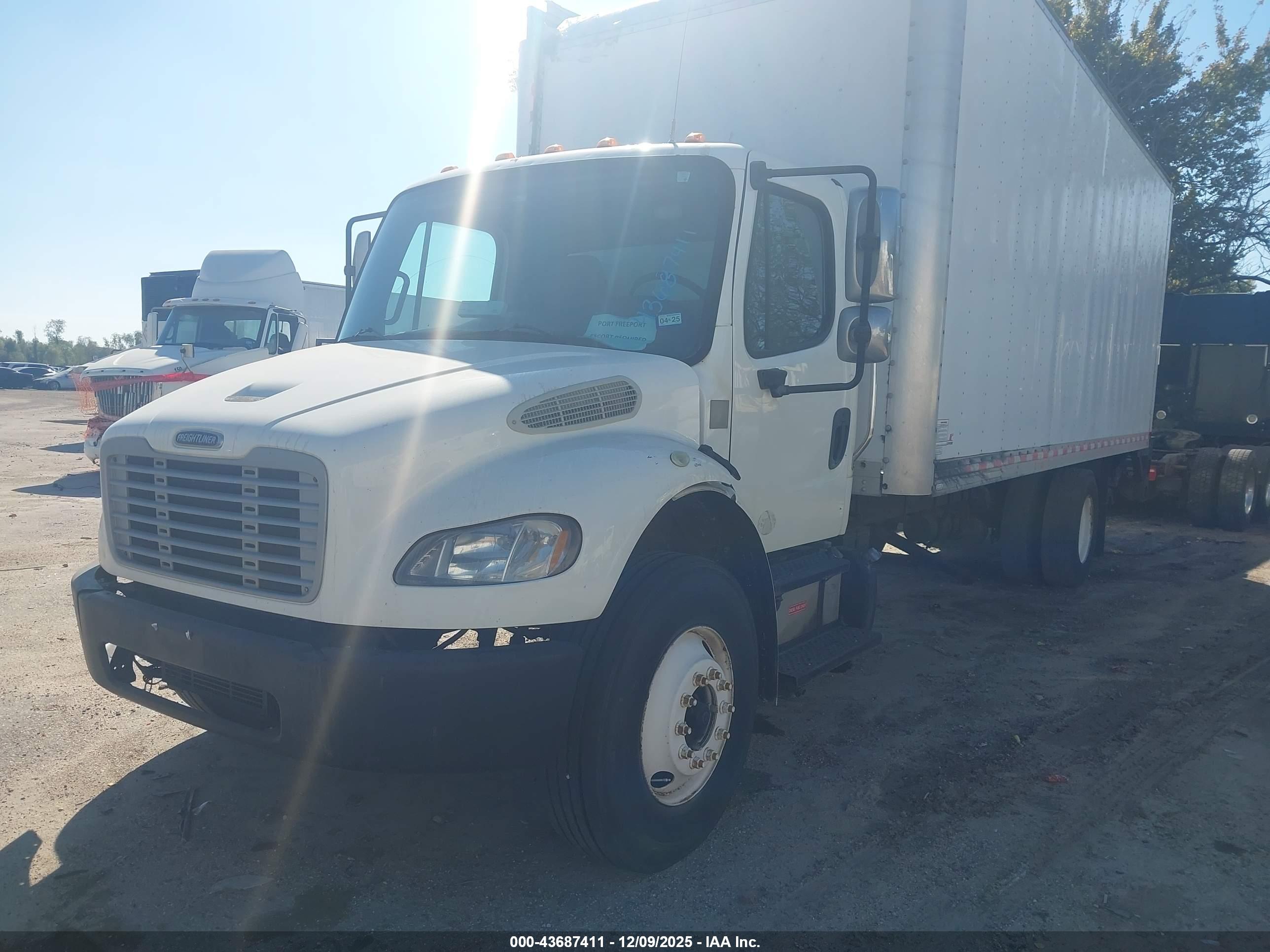 FREIGHTLINER M2 image 2