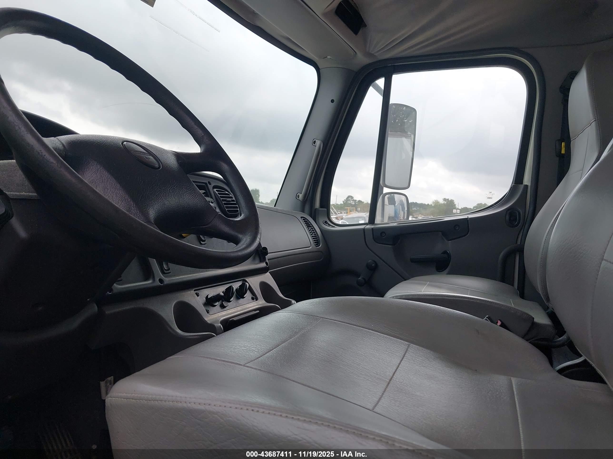 FREIGHTLINER M2 image 7
