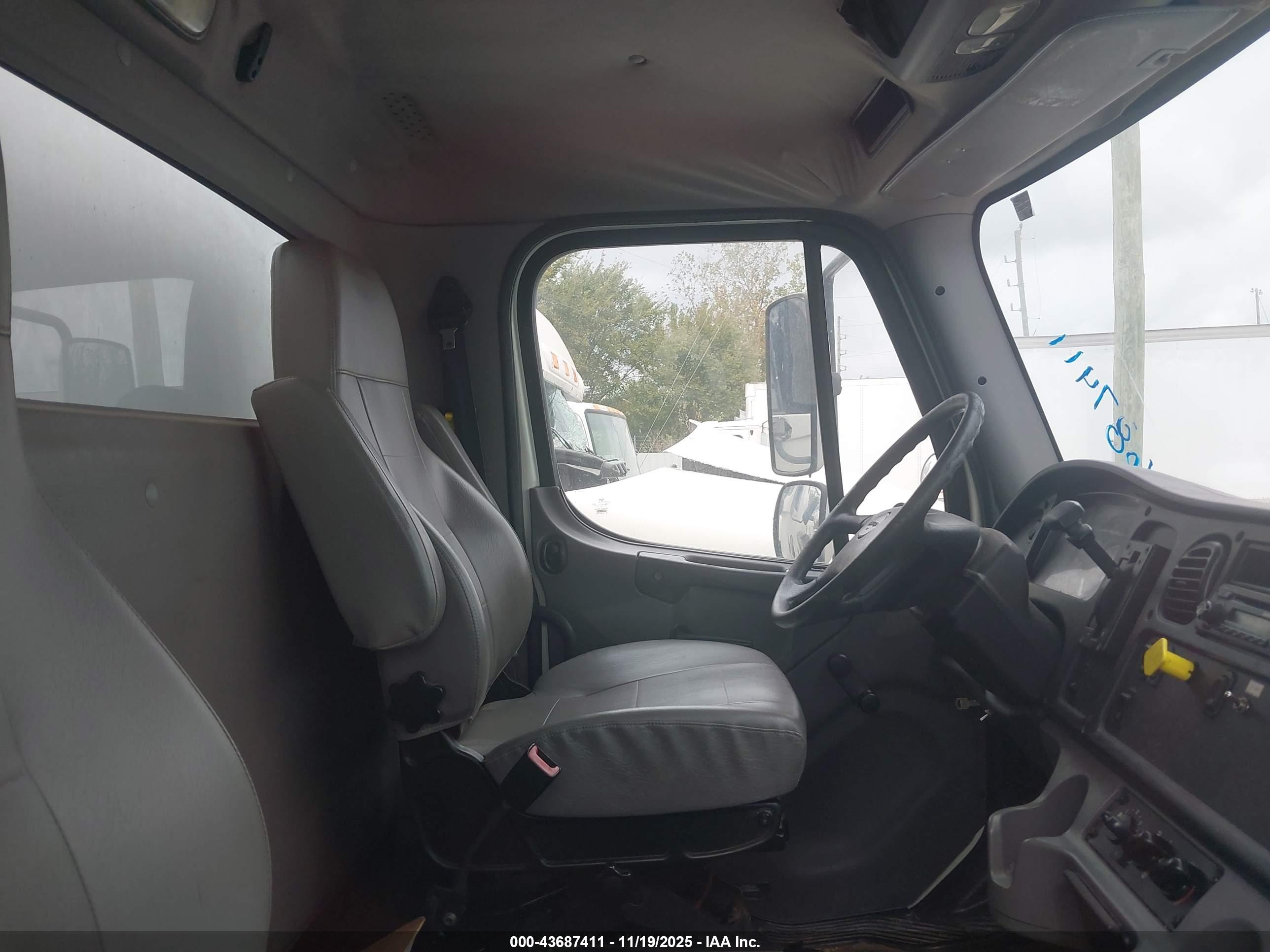 FREIGHTLINER M2 image 8