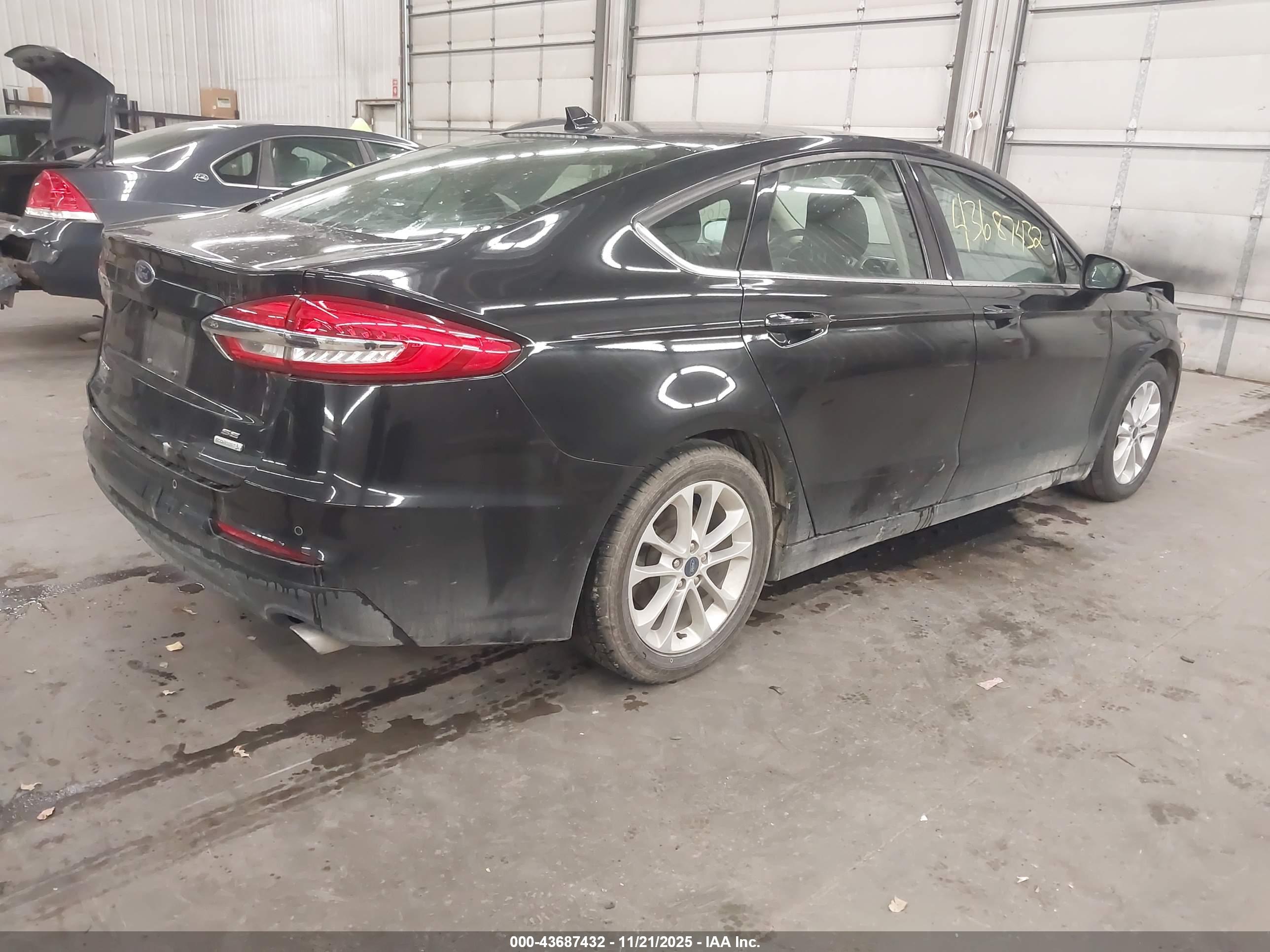 FORD FUSION image 4