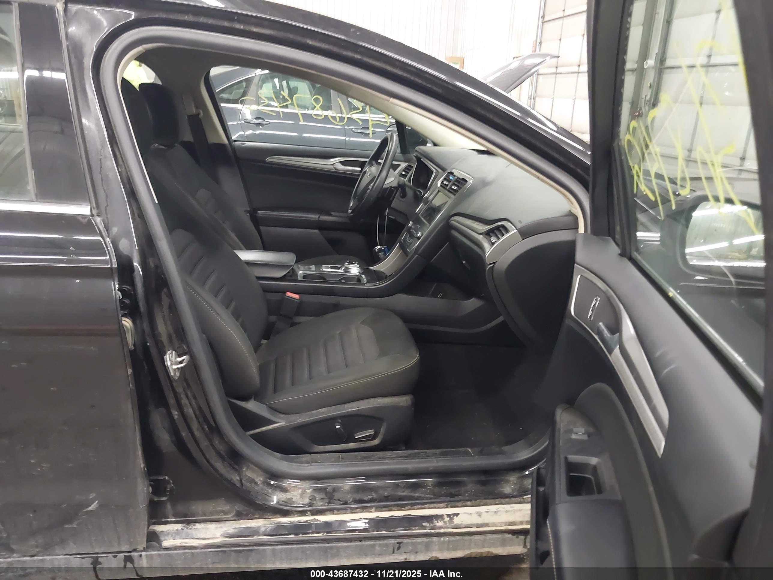 FORD FUSION image 5