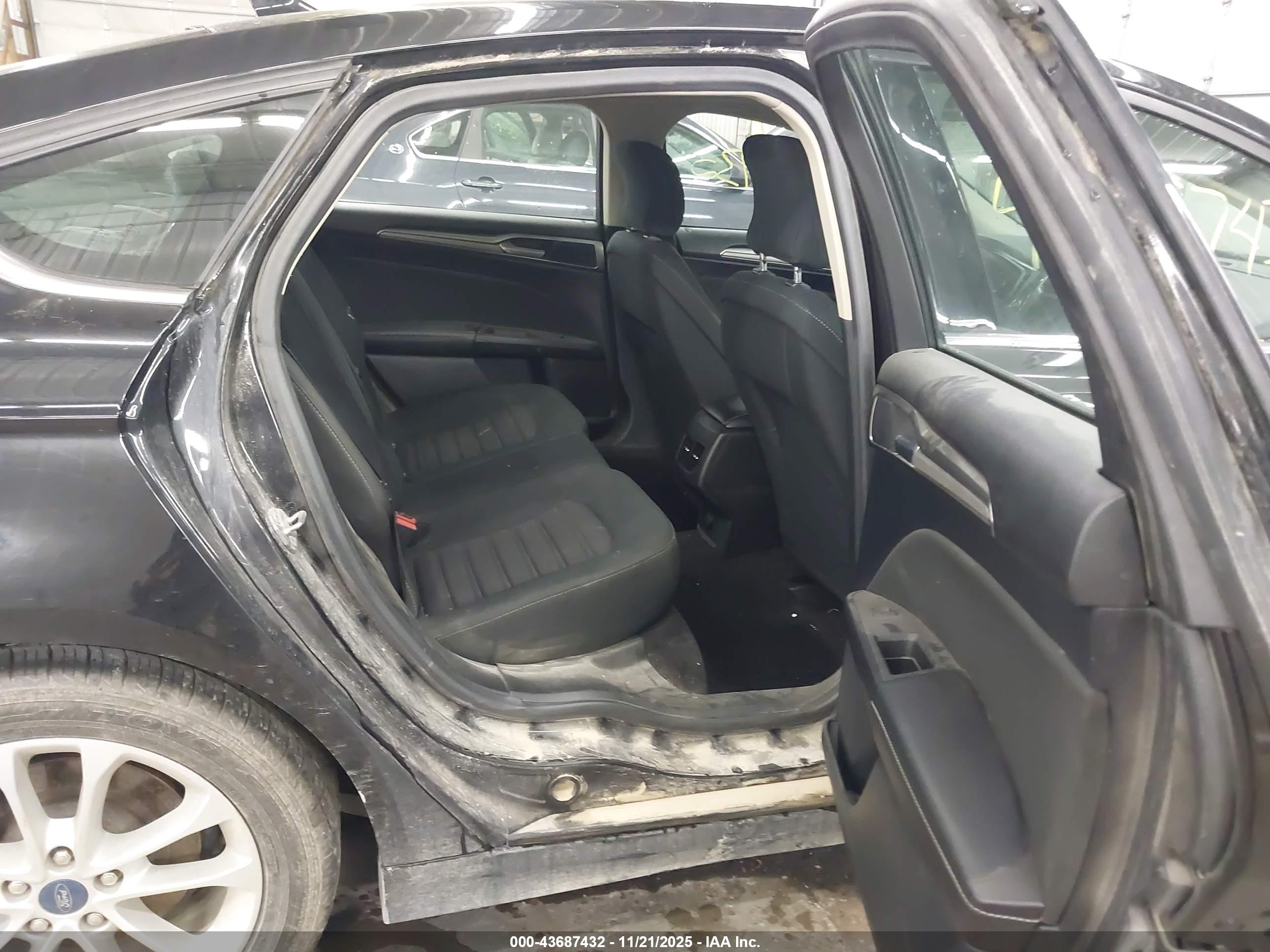 FORD FUSION image 8