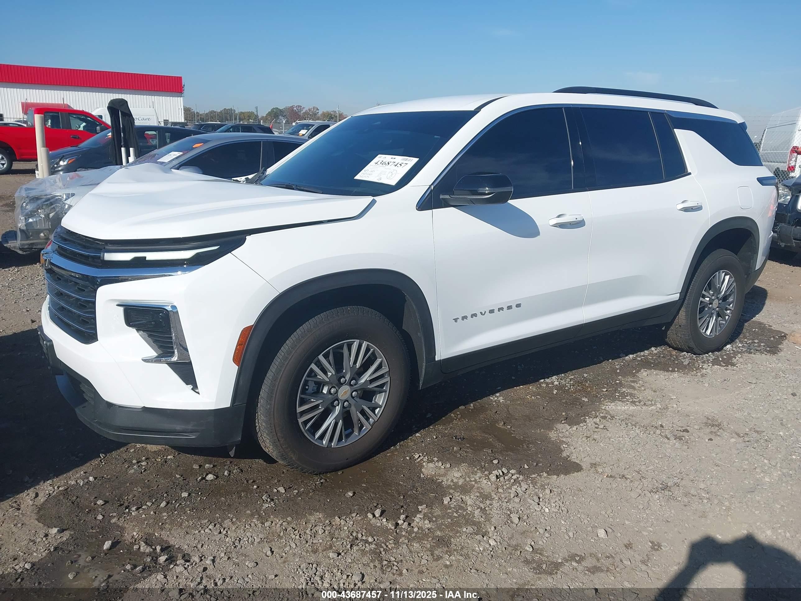 CHEVROLET TRAVERSE image 2