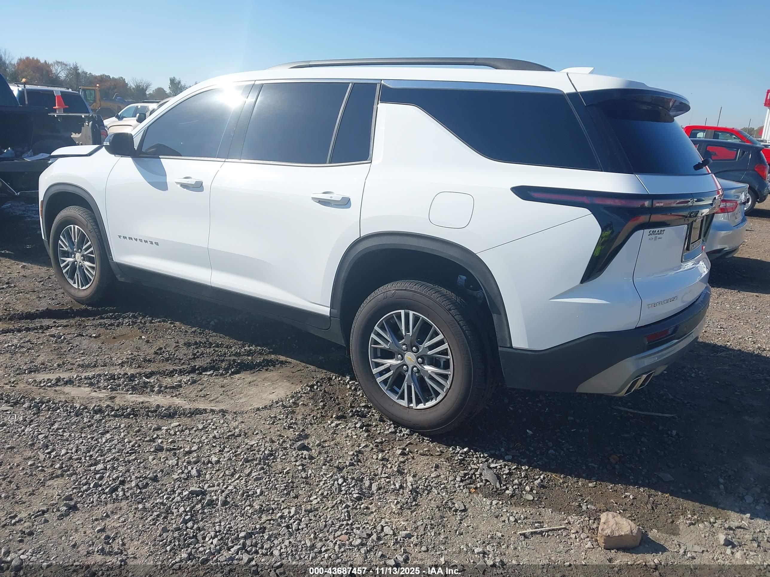 CHEVROLET TRAVERSE image 3