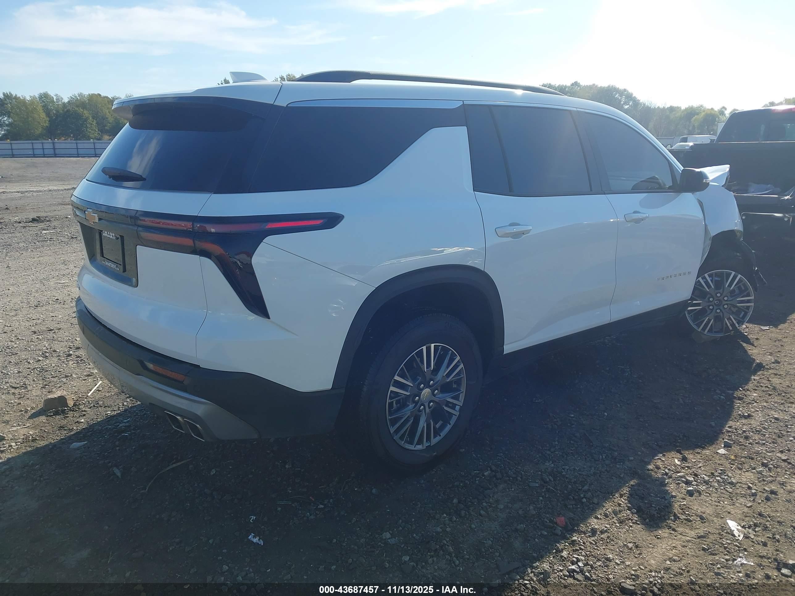 CHEVROLET TRAVERSE image 4
