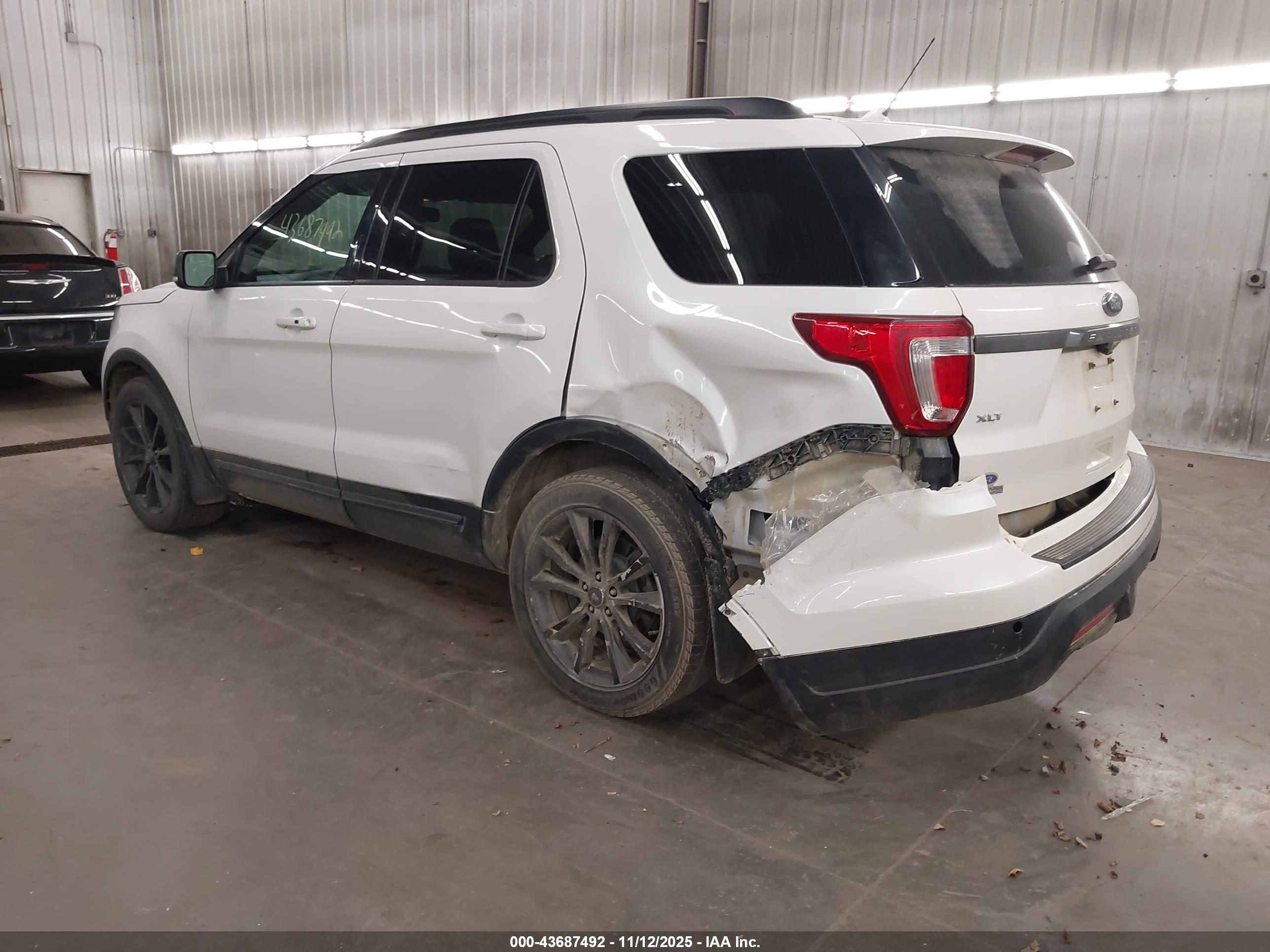 FORD EXPLORER image 3