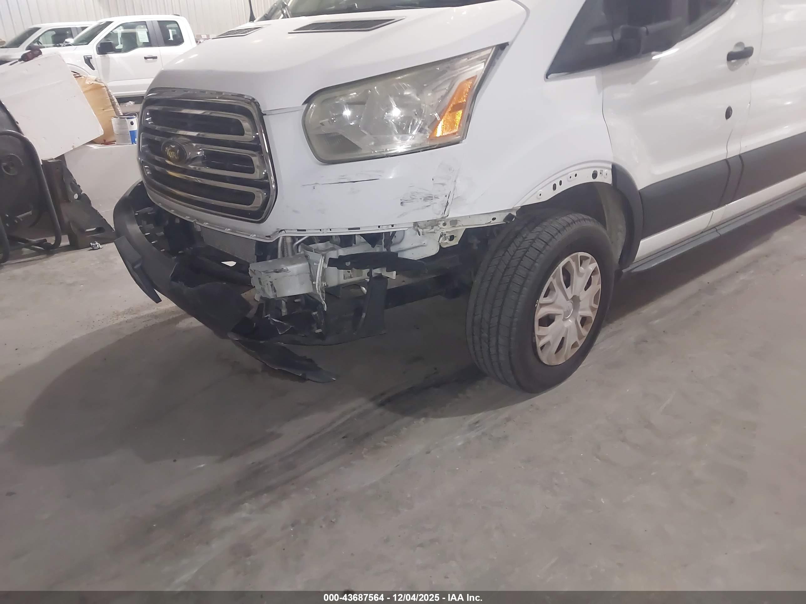 FORD TRANSIT-150 image 6
