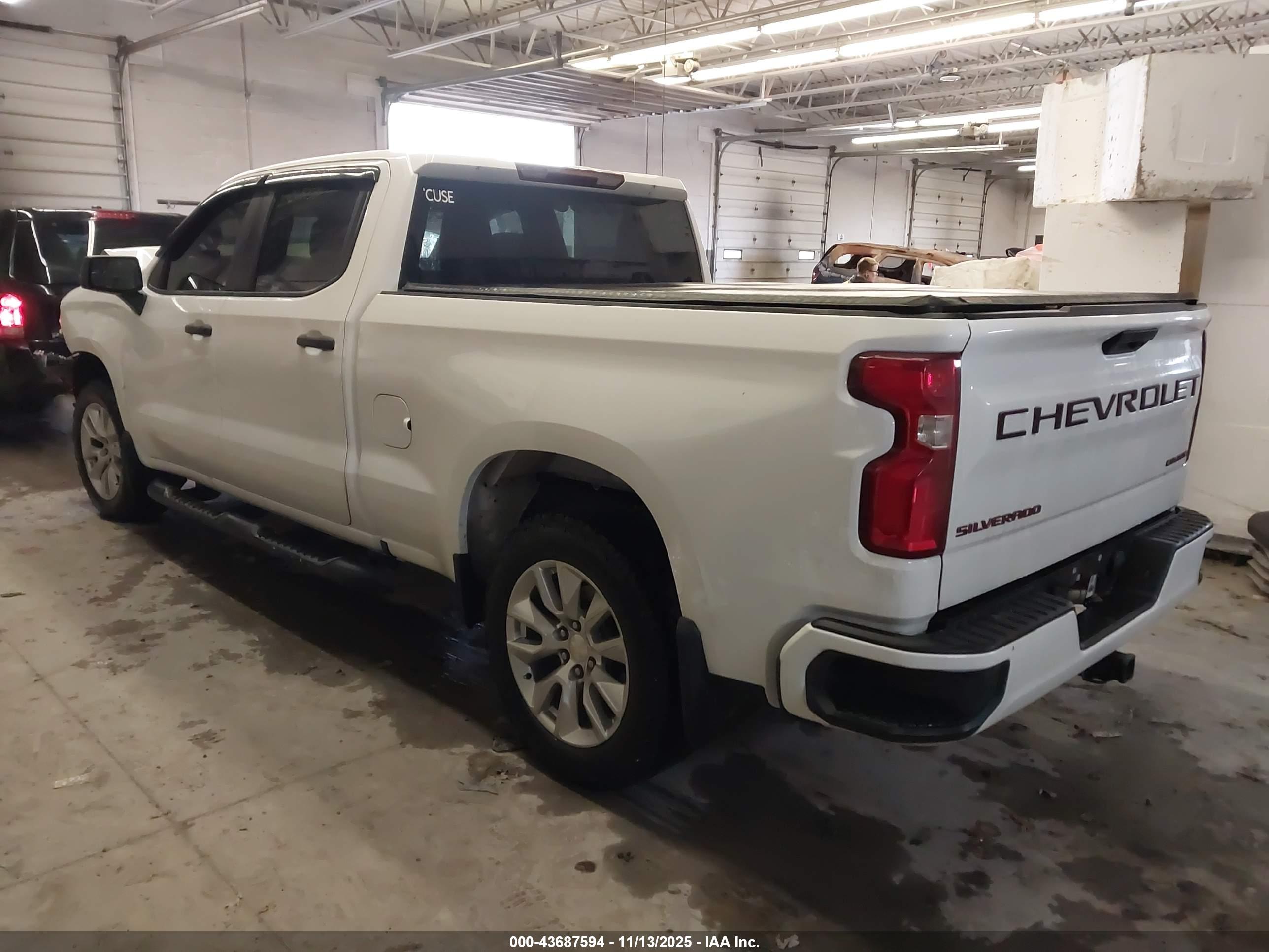 CHEVROLET SILVERADO image 3
