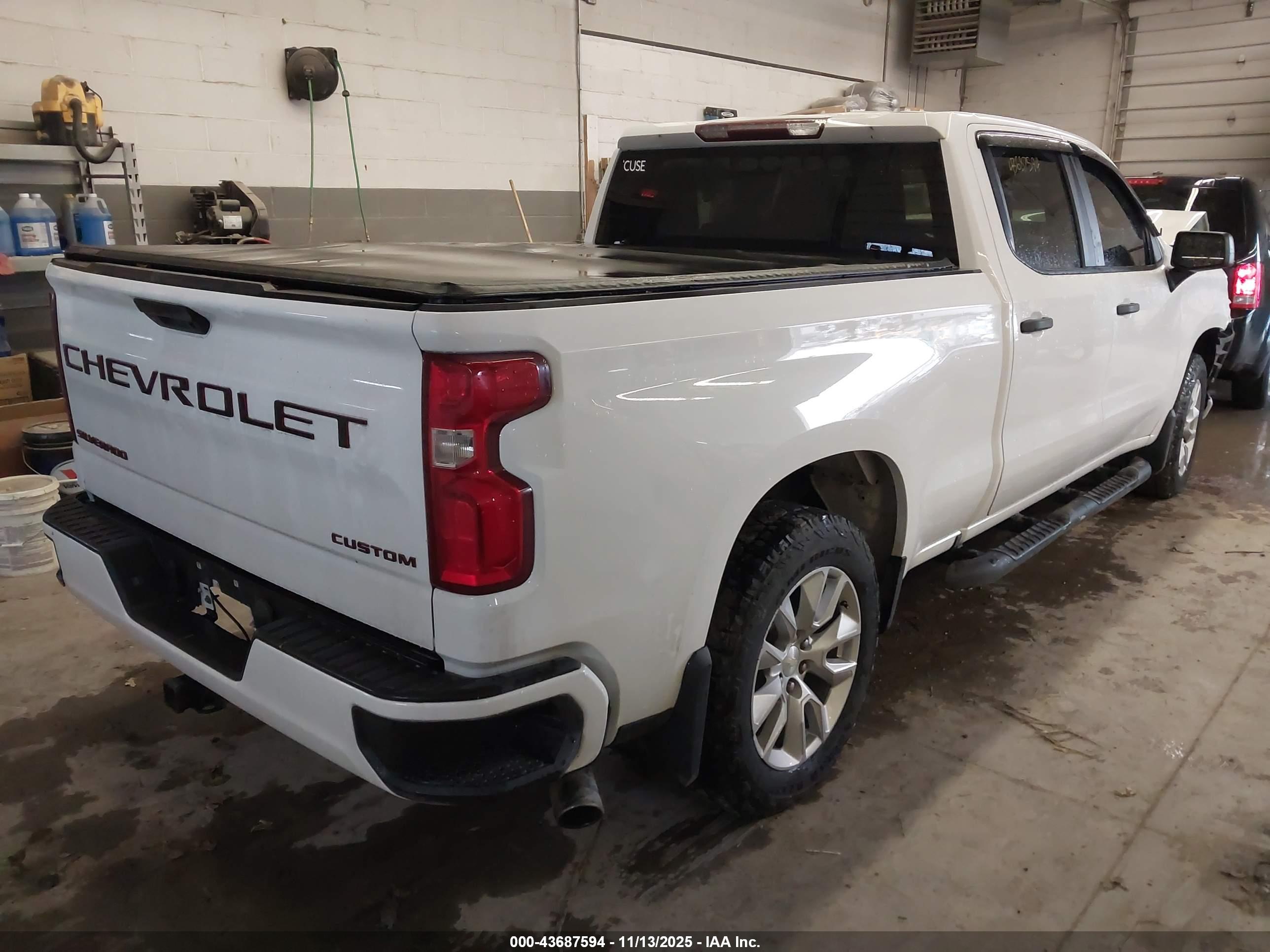 CHEVROLET SILVERADO image 4