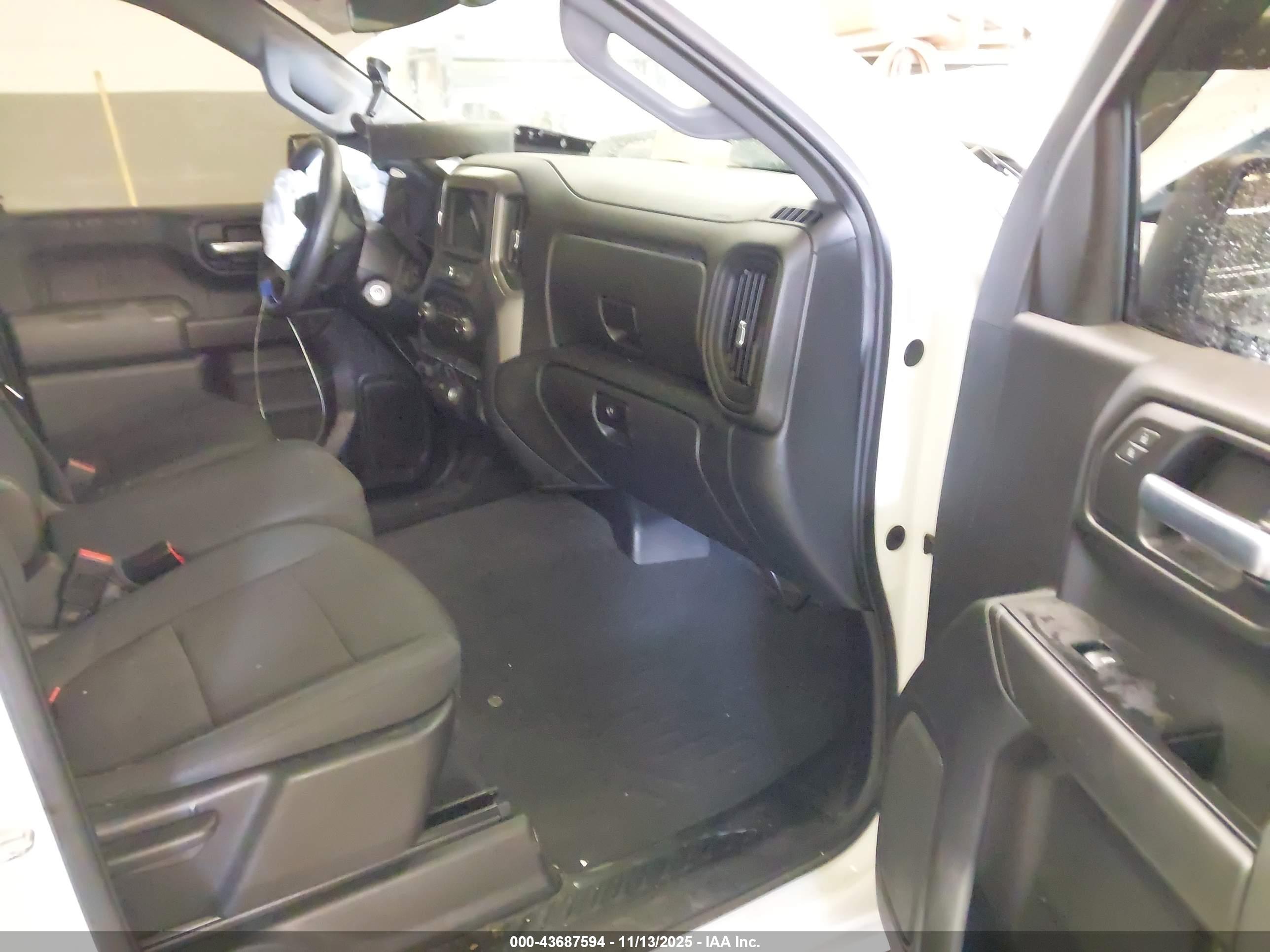 CHEVROLET SILVERADO image 5